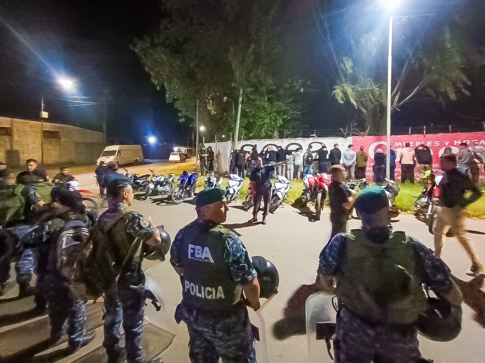 La policía detuvo a veinte personas y retuvo 15 vehículos en un mega operativo contra las picadas ilegales. (Foto: TN).