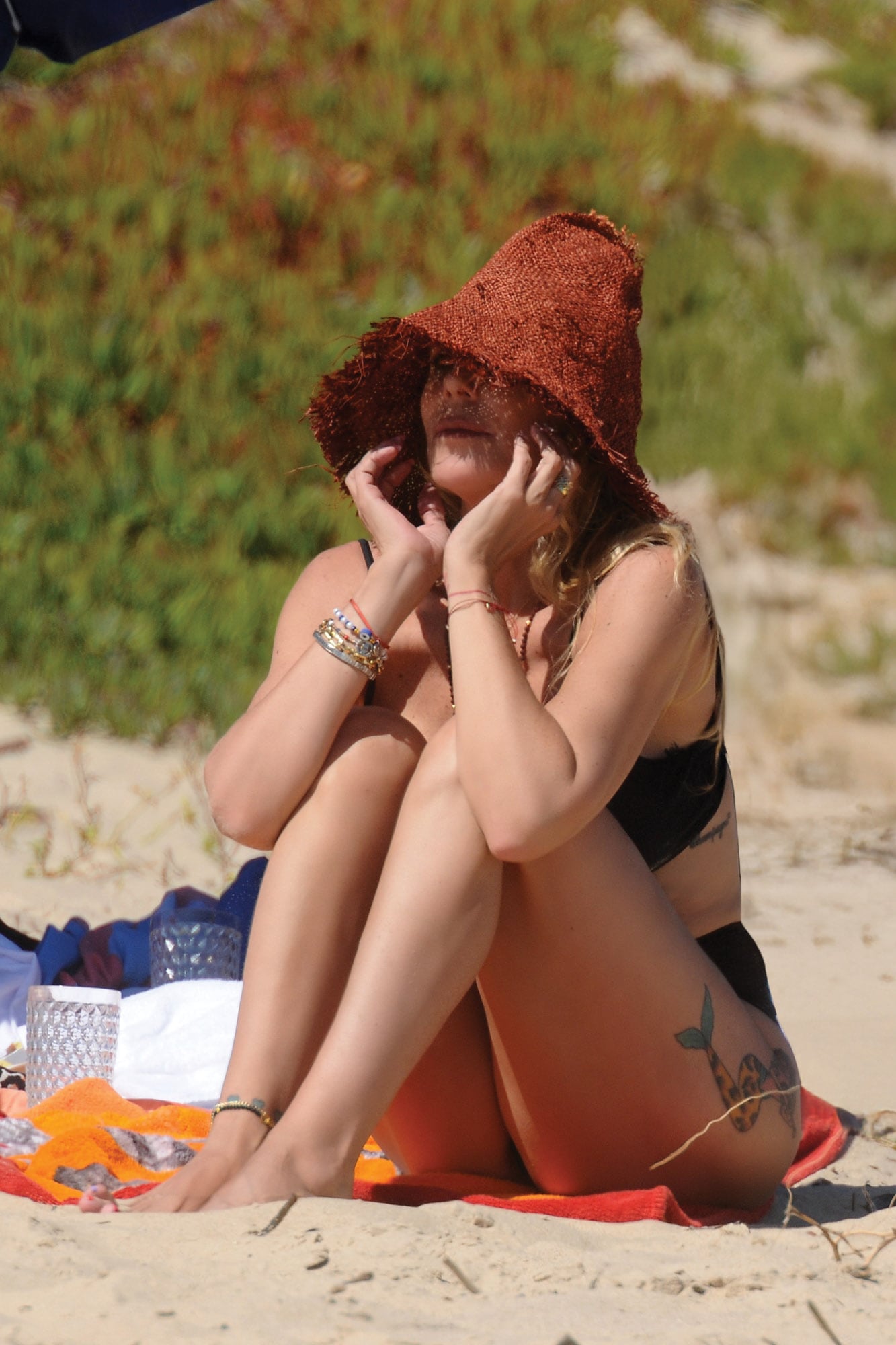 En las playas de José Ignacio, con un deux-pièces negro y en “modo Ama”, como ella suele llamar a sus momentos de relax.