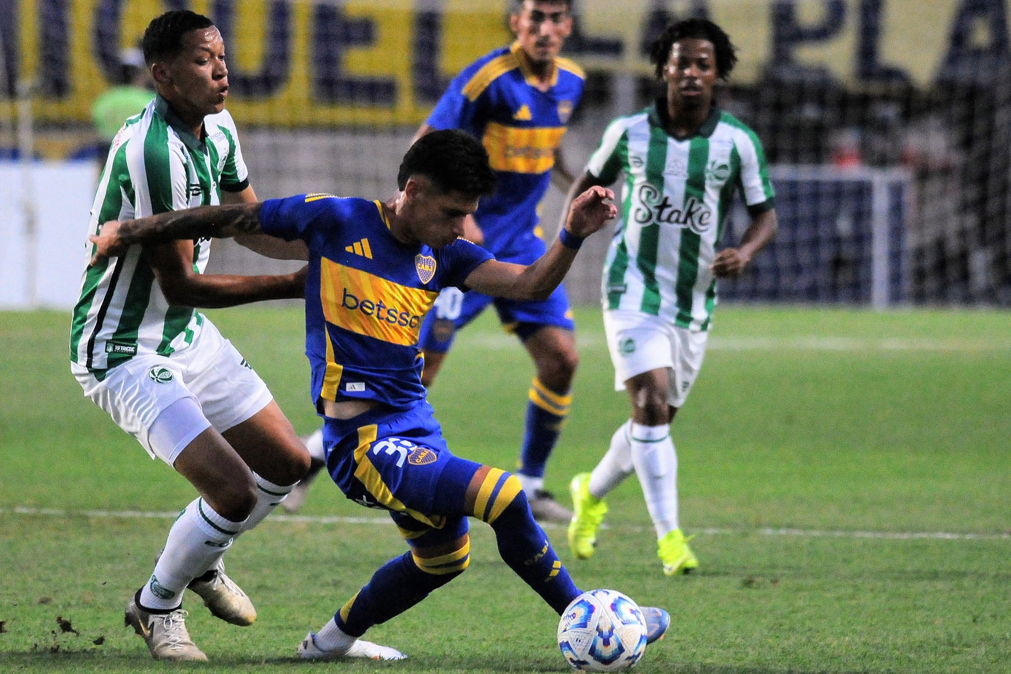 Maniobra Brian Aguirre, que armó la jugada del primer gol, marcado en contra por un defensor de Juventude.