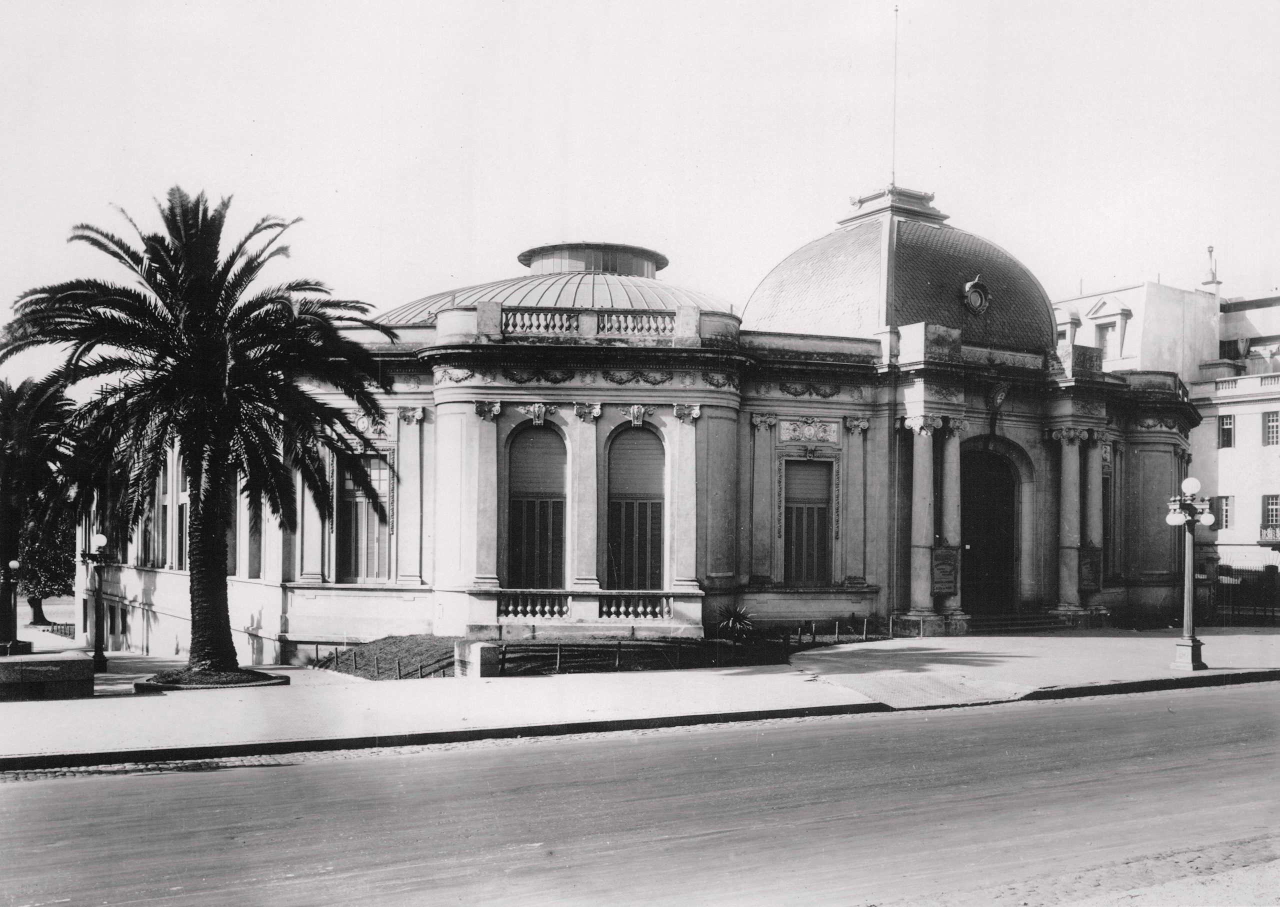 Palais de Glace. Posadas 1725. Fue inaugurado como pista de patinaje sobre hielo en 1910.