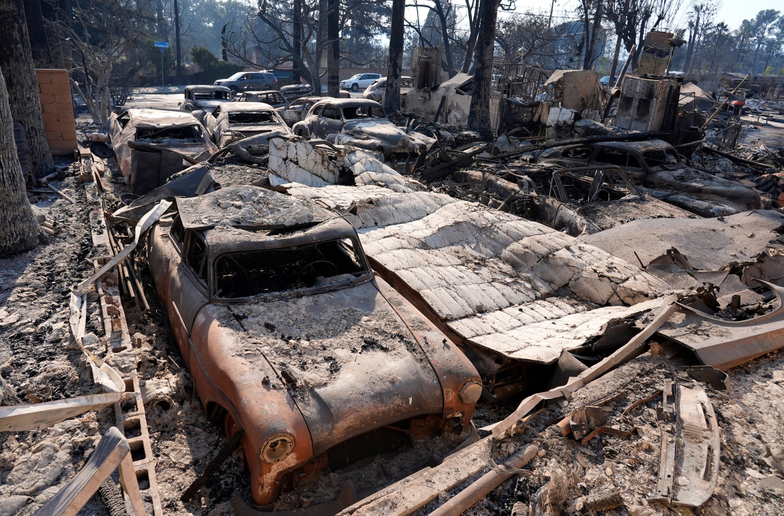 Automóviles quemados yacen entre escombros en una residencia en la calle Altadena que fue destruida por el incendio Eaton, el viernes 10 de enero de 2025, en Altadena, California