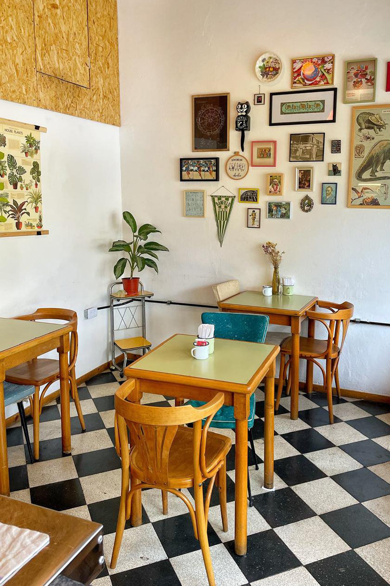 Pastelería con toques muy originales y mesas en la vereda para los mediodías de sol