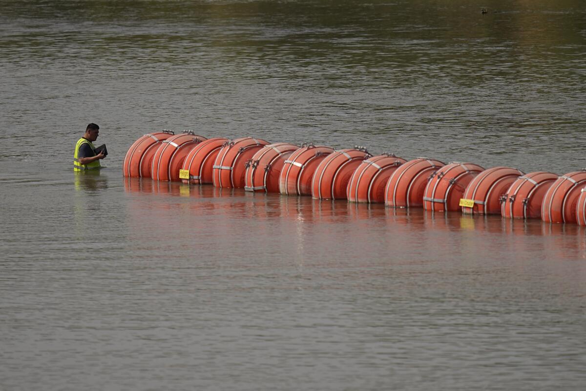 Así luce el vallado en el río Grande reforzado por Texas (Foto: Los Angeles Times)