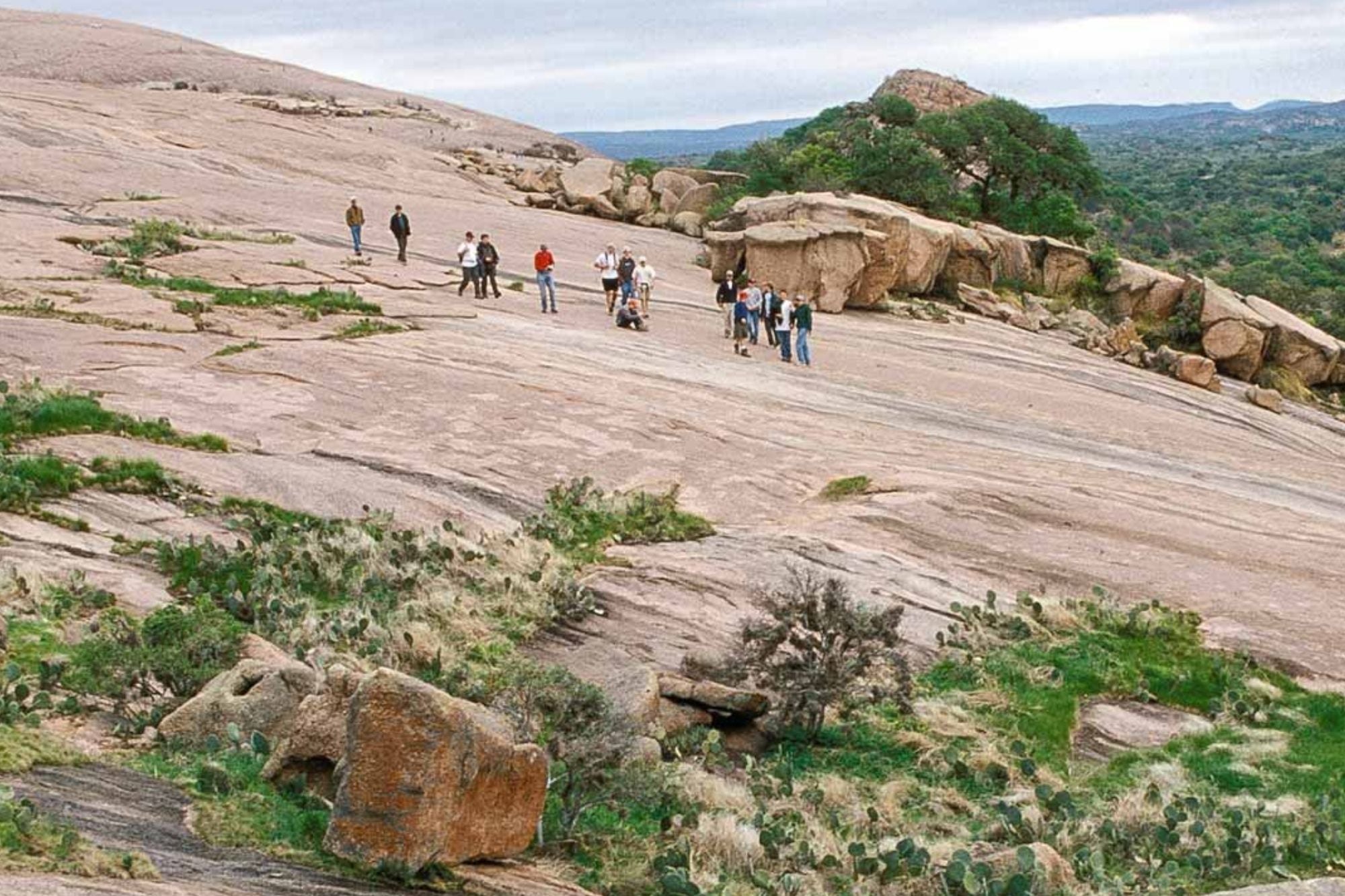 El parque cuenta con 17 km de senderos, incluido el icónico Summit Trail. (Área Natural Estatal de la Roca Encantada)