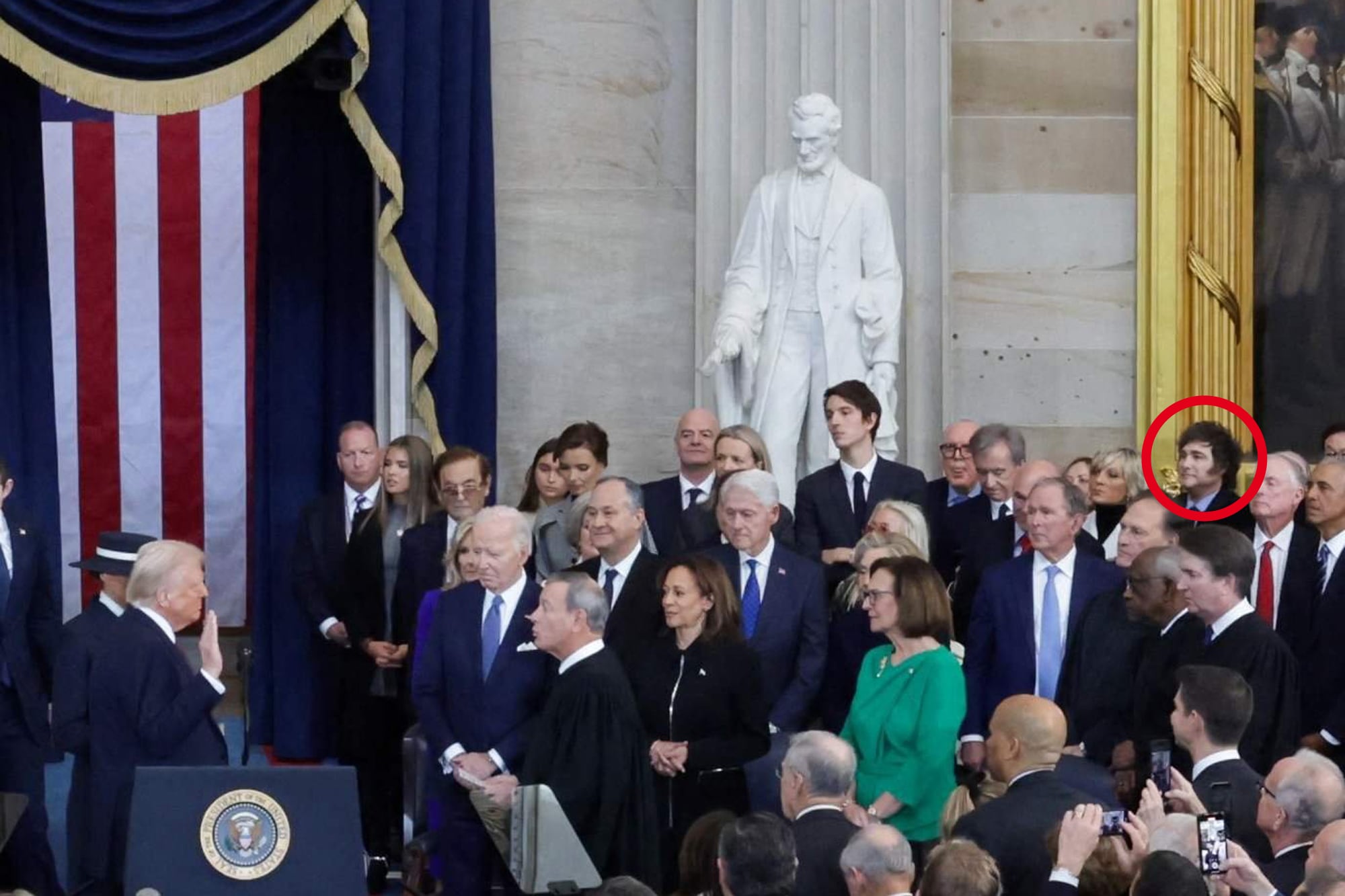 Donald Trump presta juramento como presidente de los Estados Unidos ante el presidente de la Corte Suprema de los Estados Unidos, John Roberts, en la rotonda del Capitolio de los Estados Unidos en Washington, DC, el 20 de enero de 2025