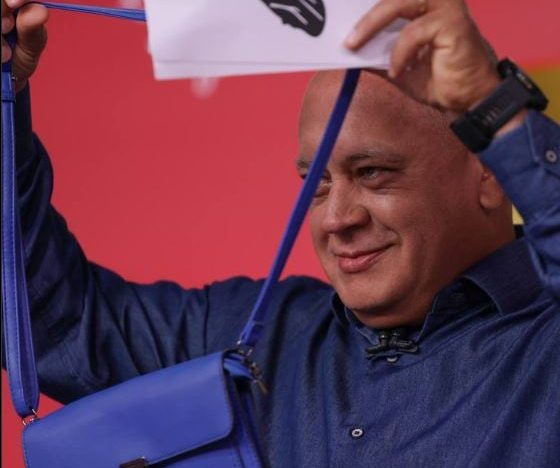 Diosdado Cabello desmintió la detención de Corina Machado y se burló: “¿Me avisan si ven un bolso azul por ahí?”