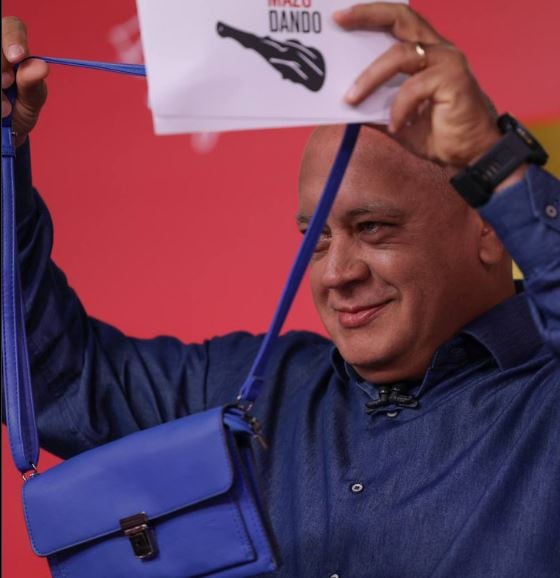 Diosdado Cabello exhibió una cartera azul y ridiculizó a Corina Machado