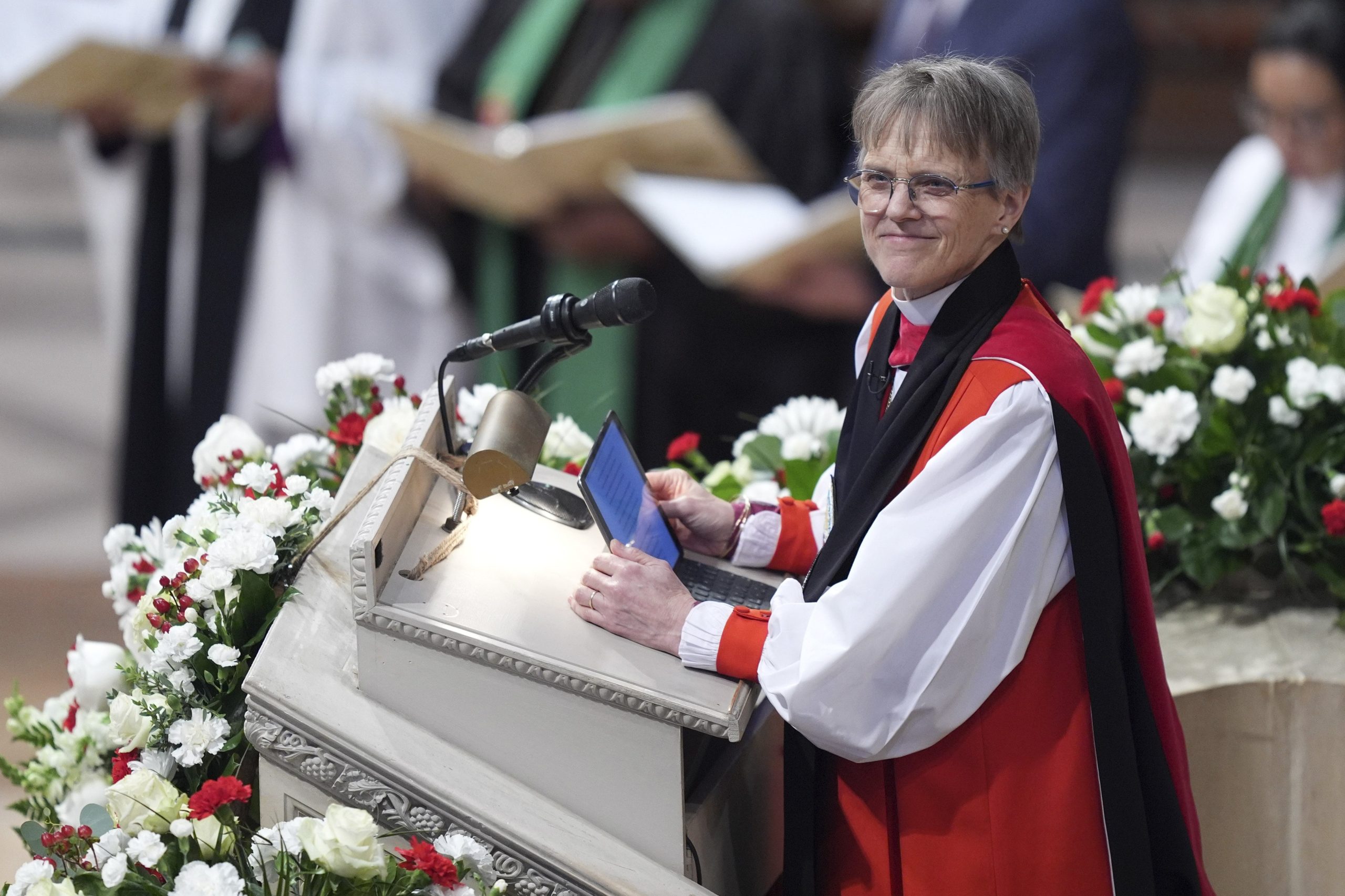 La reverenda Mariann Budde dirige el servicio nacional de oración al que asistió el presidente Donald Trump en la Catedral Nacional de Washington, el martes 21 de enero de 2025, en Washington. 