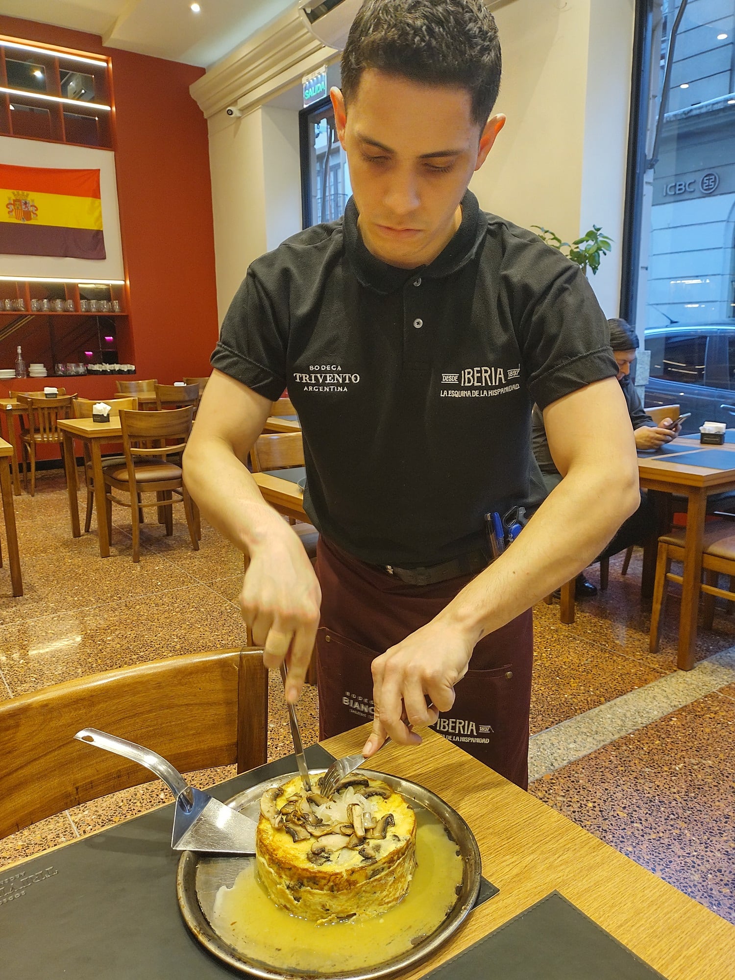 “Queremos que el Iberia se transforme en la esquina de la tortilla de papa en Buenos Aires”, afirma Longo.