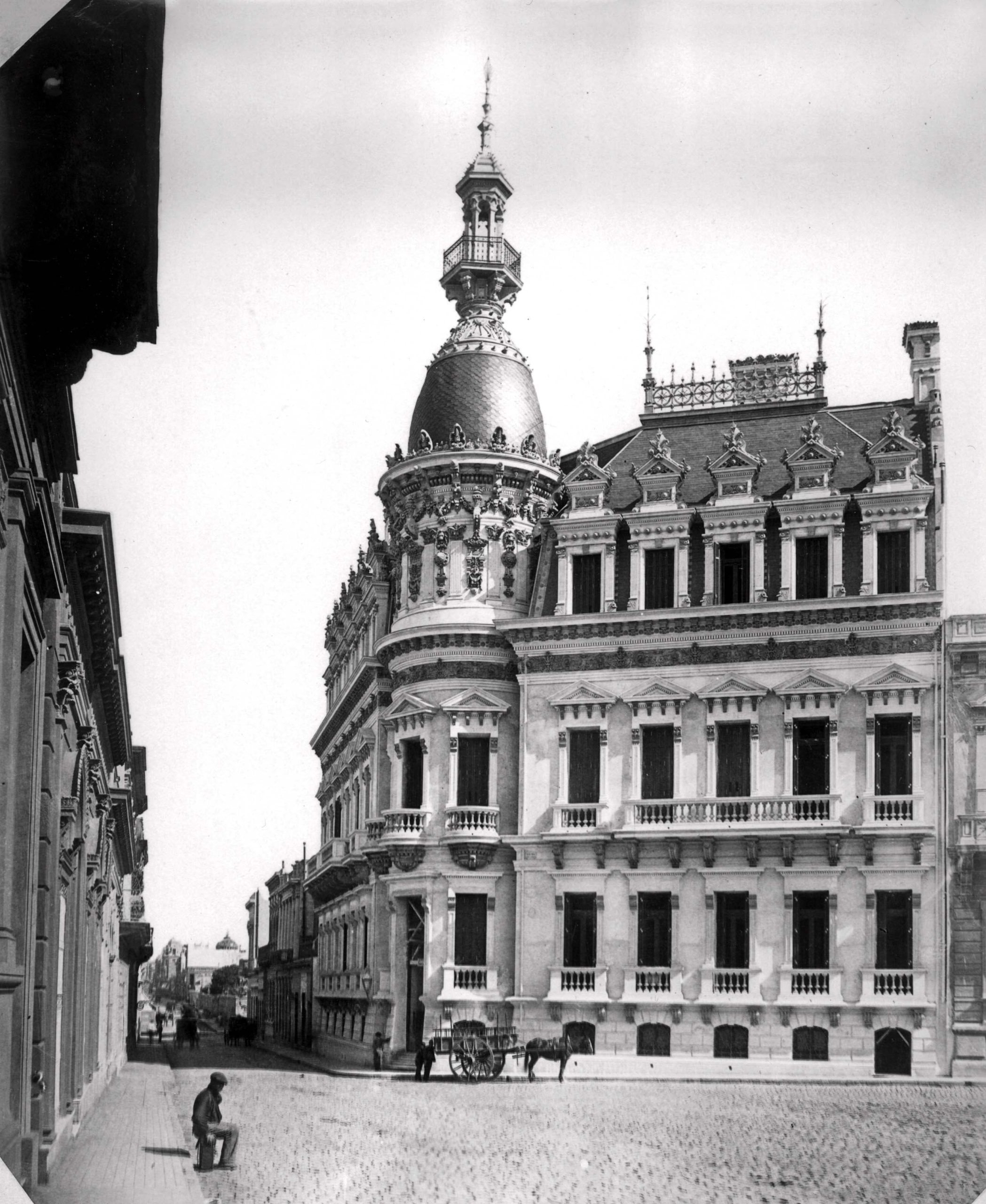 La residencia de Ignacio Sánchez, en la esquina de Florida 952/980. Él murió en 1921, y diez años más tarde Alejandro Bustillo construyó allí el edificio actual.