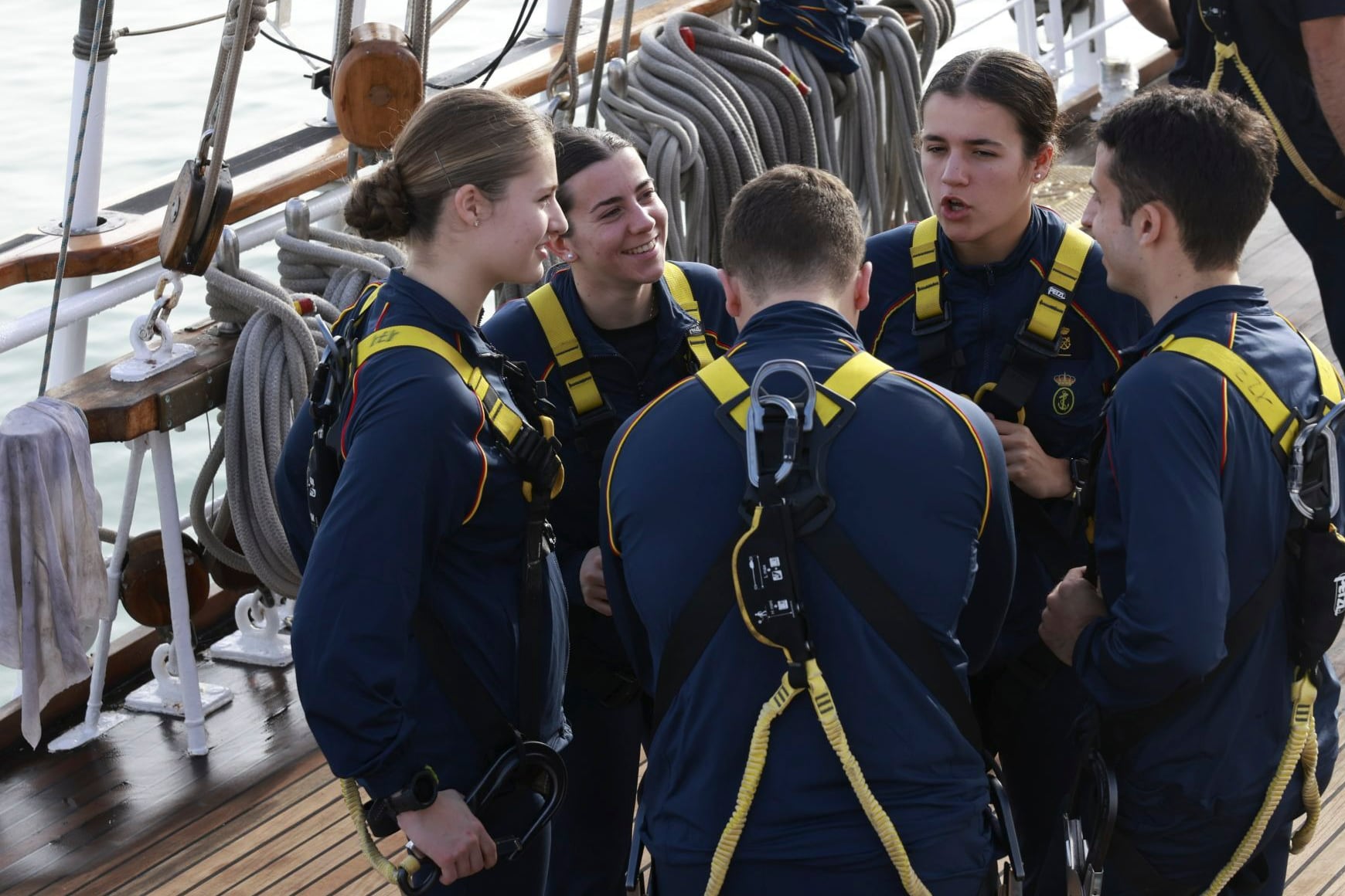 La princesa vive en el Juan Sebastián de Elcano sin escoltas, con ocho chicas y sesenta y siete chicos con los que recorrerá dieciocho mil millas náuticas.