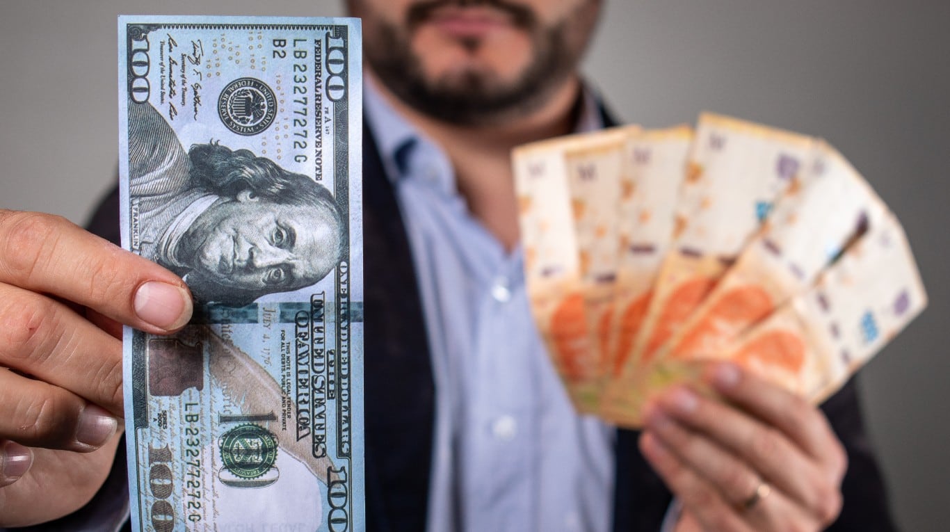 No habrá conversión de pesos a dólares, sino que los locales pondrán sus precios tanto en pesos como en dólares. (Foto: Adobe Stock)