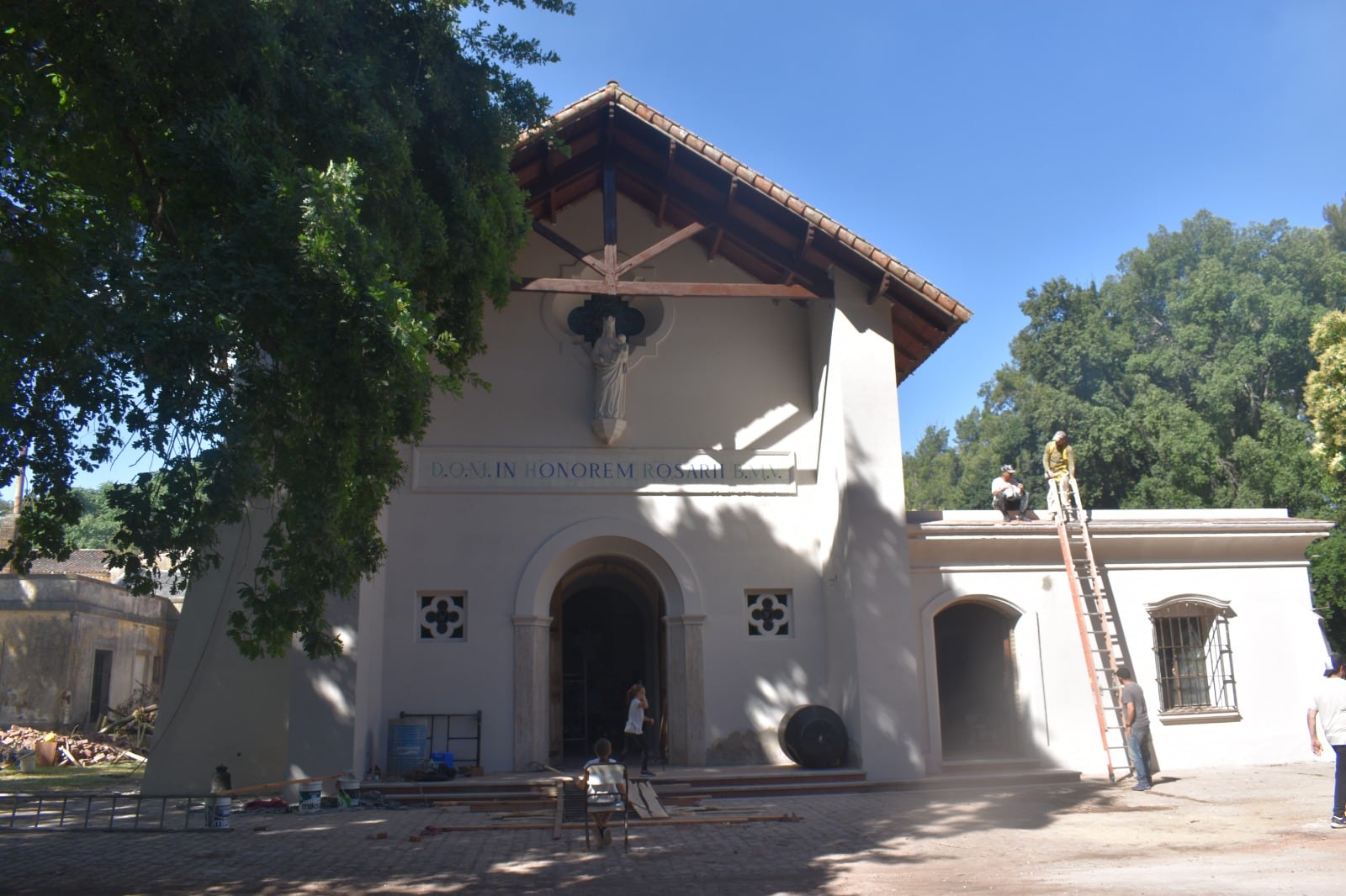 El frente de la capilla diseñada por Bustillo.