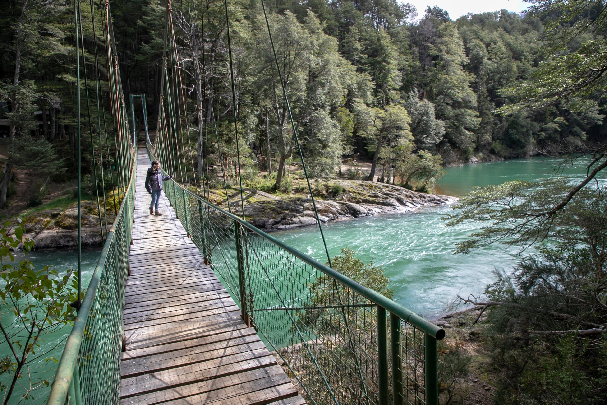 Pasarela sobre el Río Manso inferior, al sur de Bariloche.