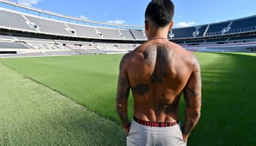 La foto de Enzo Pérez sin remera en la cancha de River que se hizo viral: “¿Cómo vas a subir eso?”