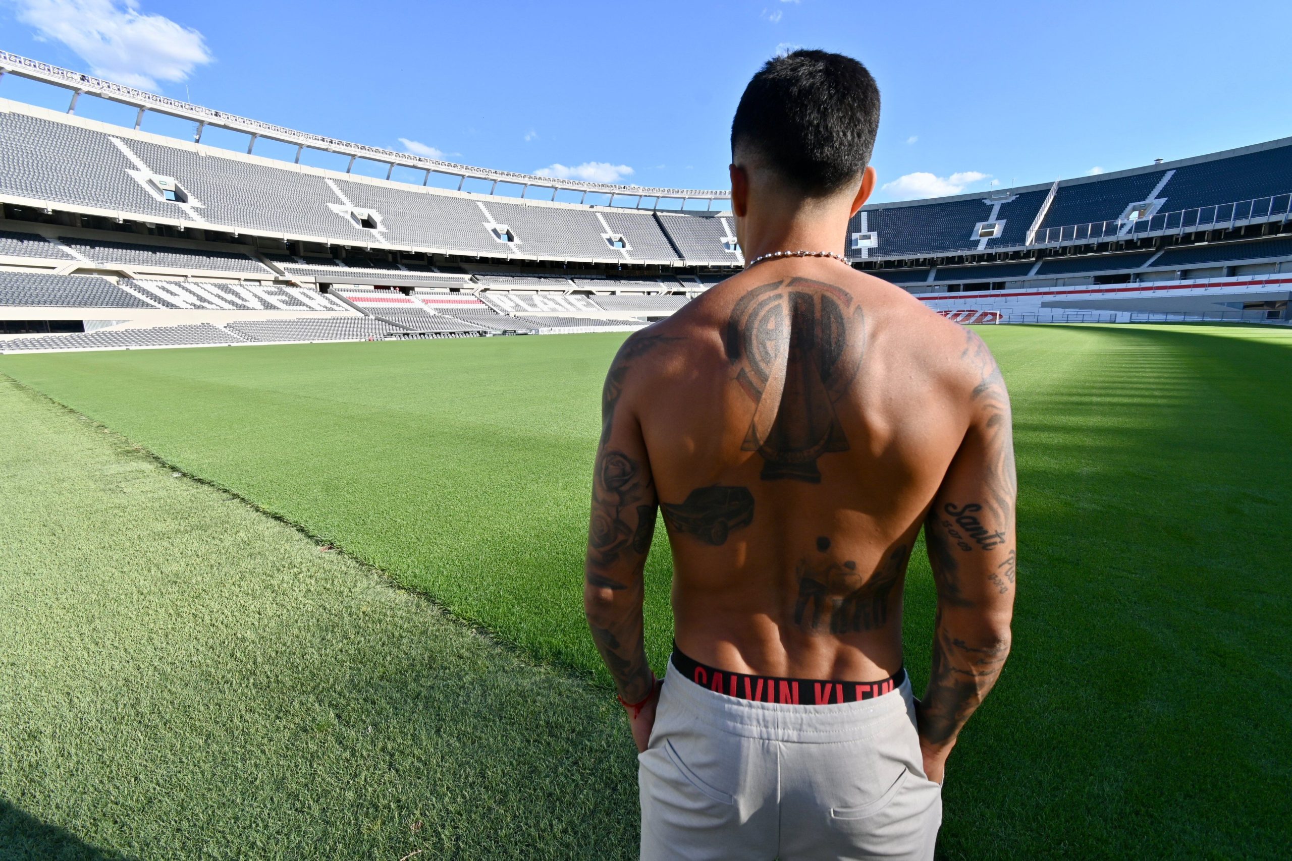 Enzo Pérez, con el escudo de River tatuado en la espalda (Foto: Prensa River).