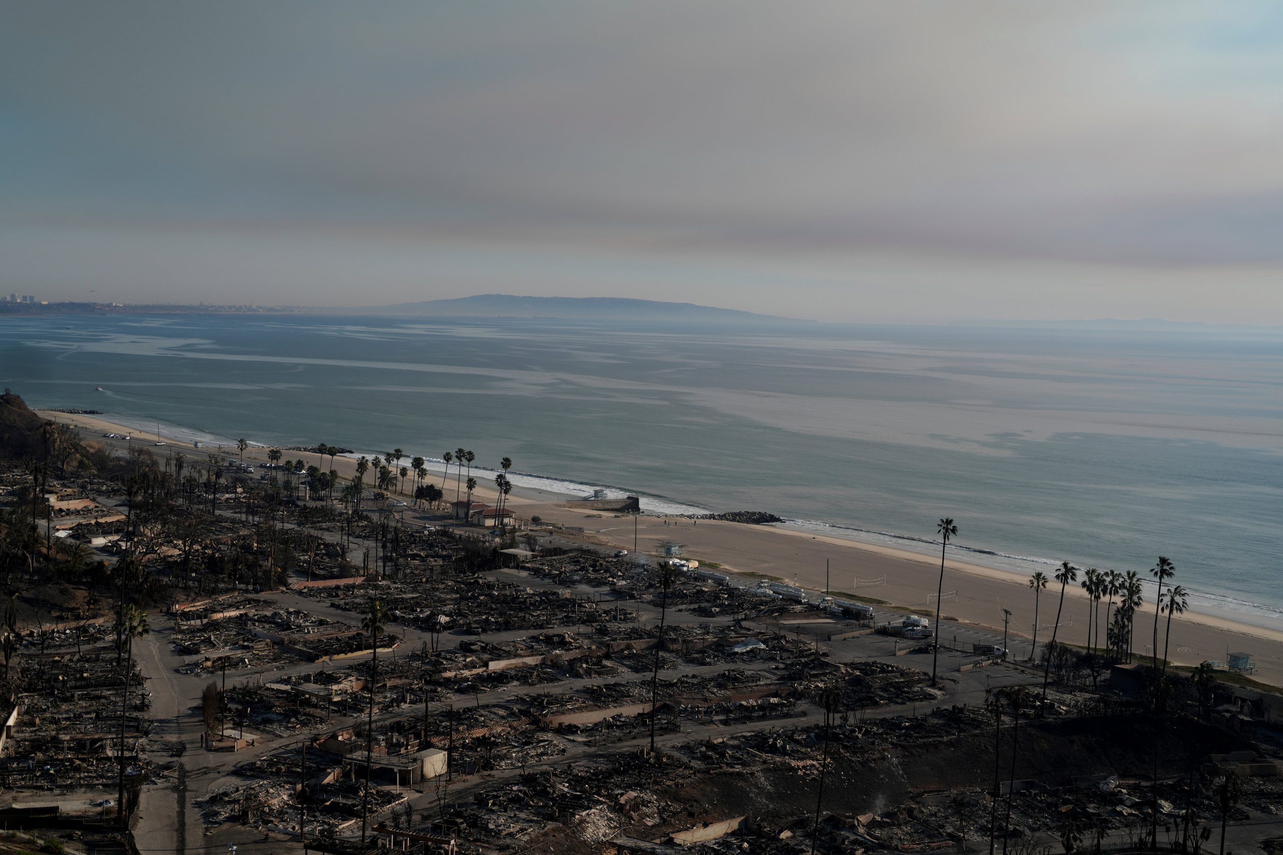 La foto muestra varias residencias arrasadas por el incendio en Pacific Palisades, vecindario de Los Ángeles, el viernes 10 de enero de 2025