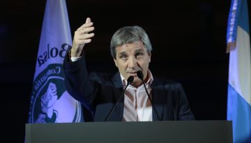 Caputo cargó otra vez contra gobernadores e intendentes y los acusó de subir el impuesto de ingresos brutos