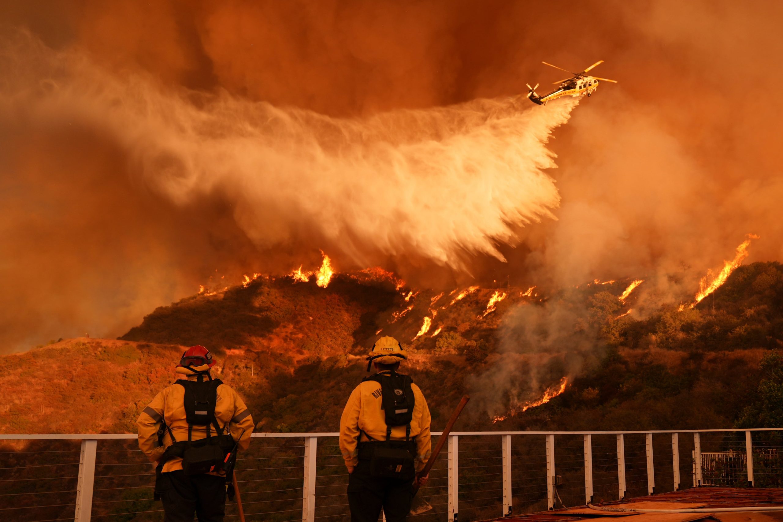 El incendio está contenido en un 11%. (AP foto/Jae C. Hong)