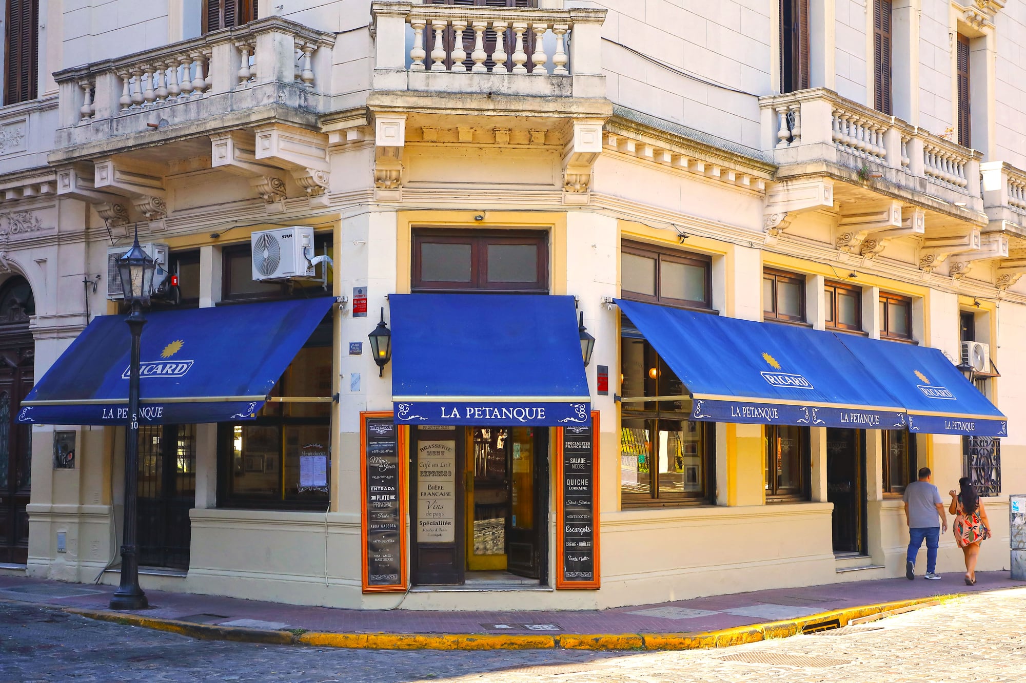 La esquina de San Telmo donde está La Petanque; Meyer dice que el barrio le recordó al Quartier Latin y a Montparnasse