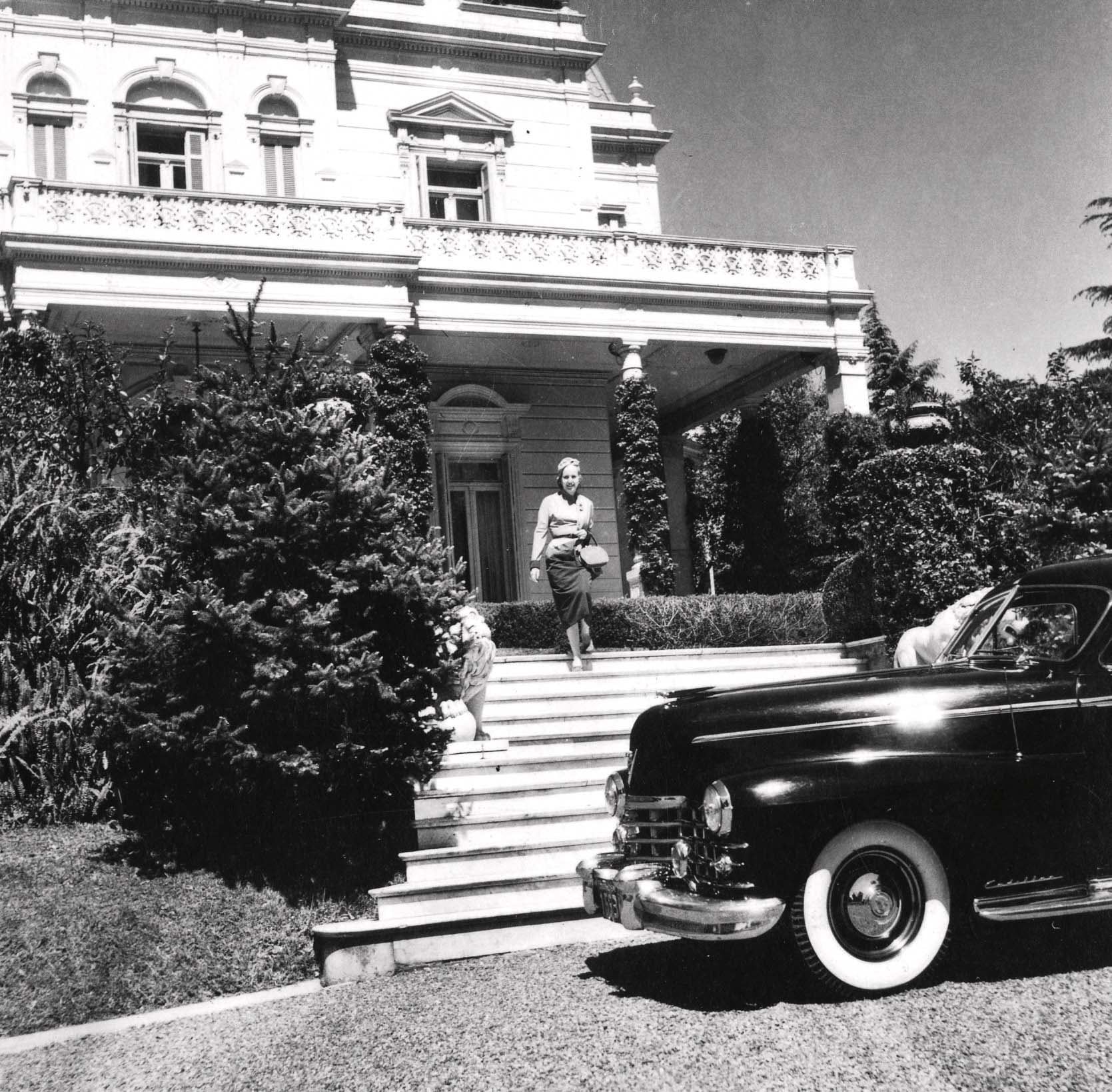 La primera dama María Eva Duarte de Perón, saliendo de la residencia presidencial de Av. del Libertador y Agüero.