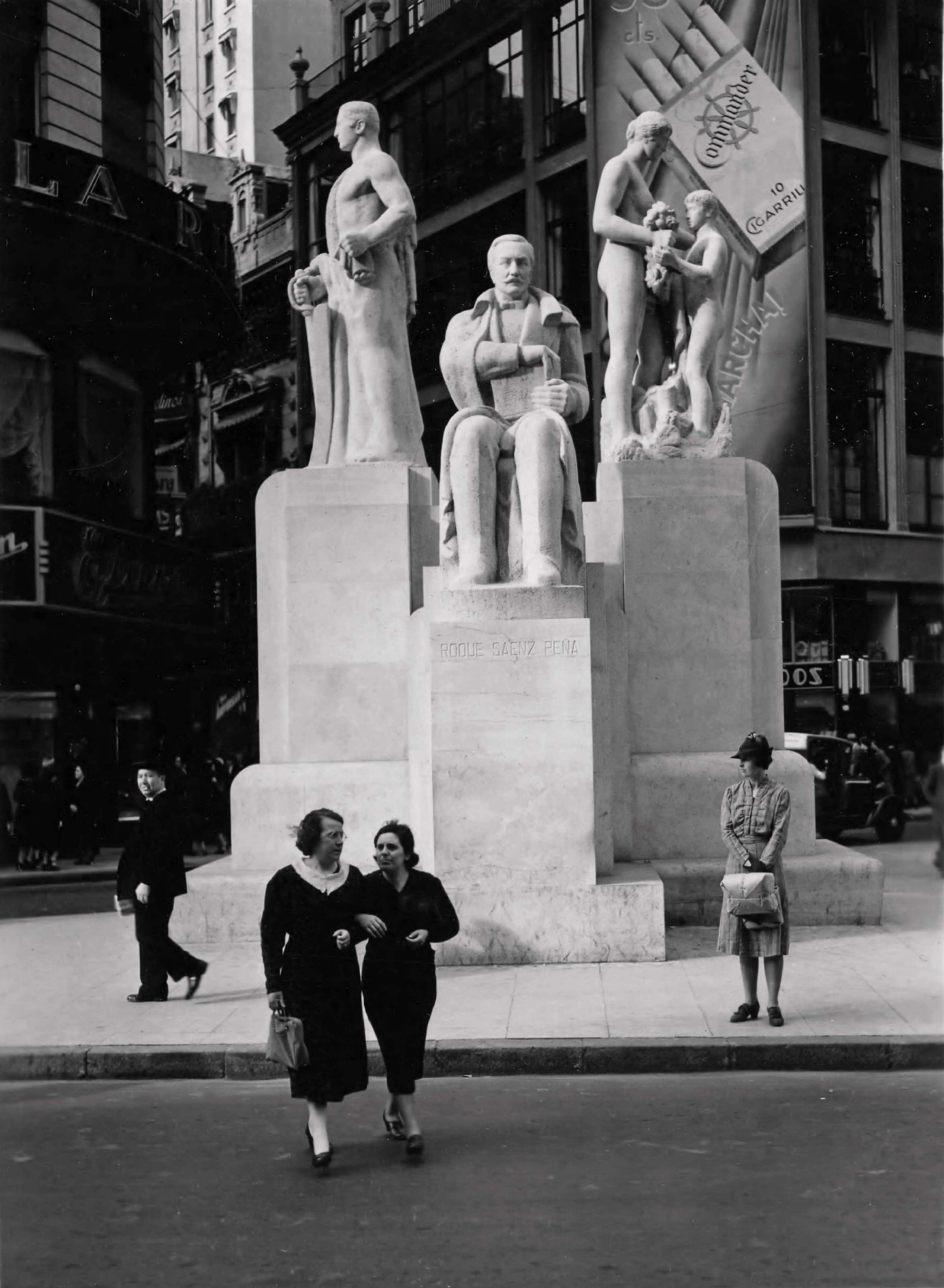 El monumento a Roque Sáenz Peña, obra de José Fioravanti, fue emplazado en 1936 en el cruce de Florida con la Diagonal Norte.