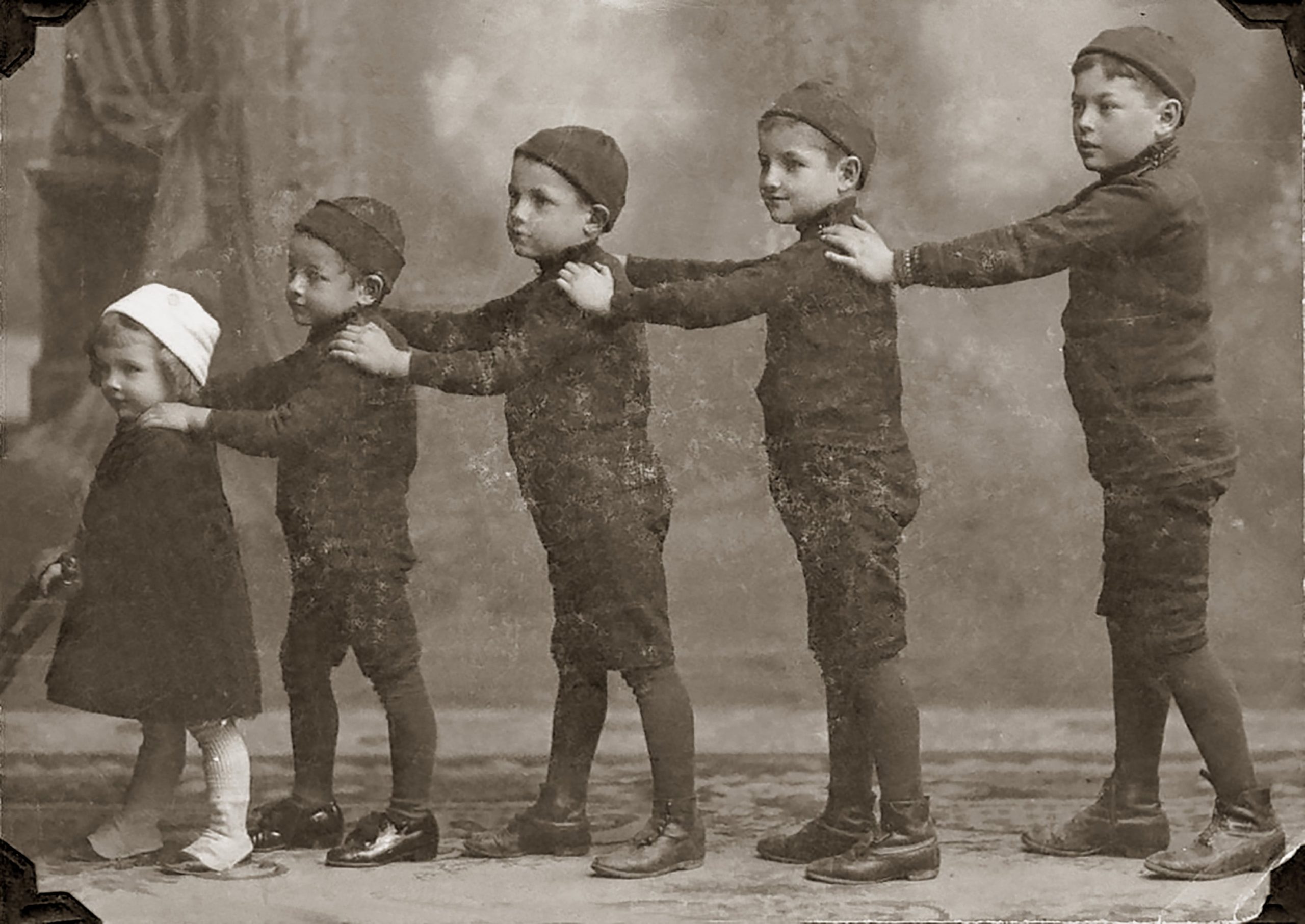 Foto familiar de los hijos de Leoncio: el cuarto desde la izquierda es Leoncio Saturnino