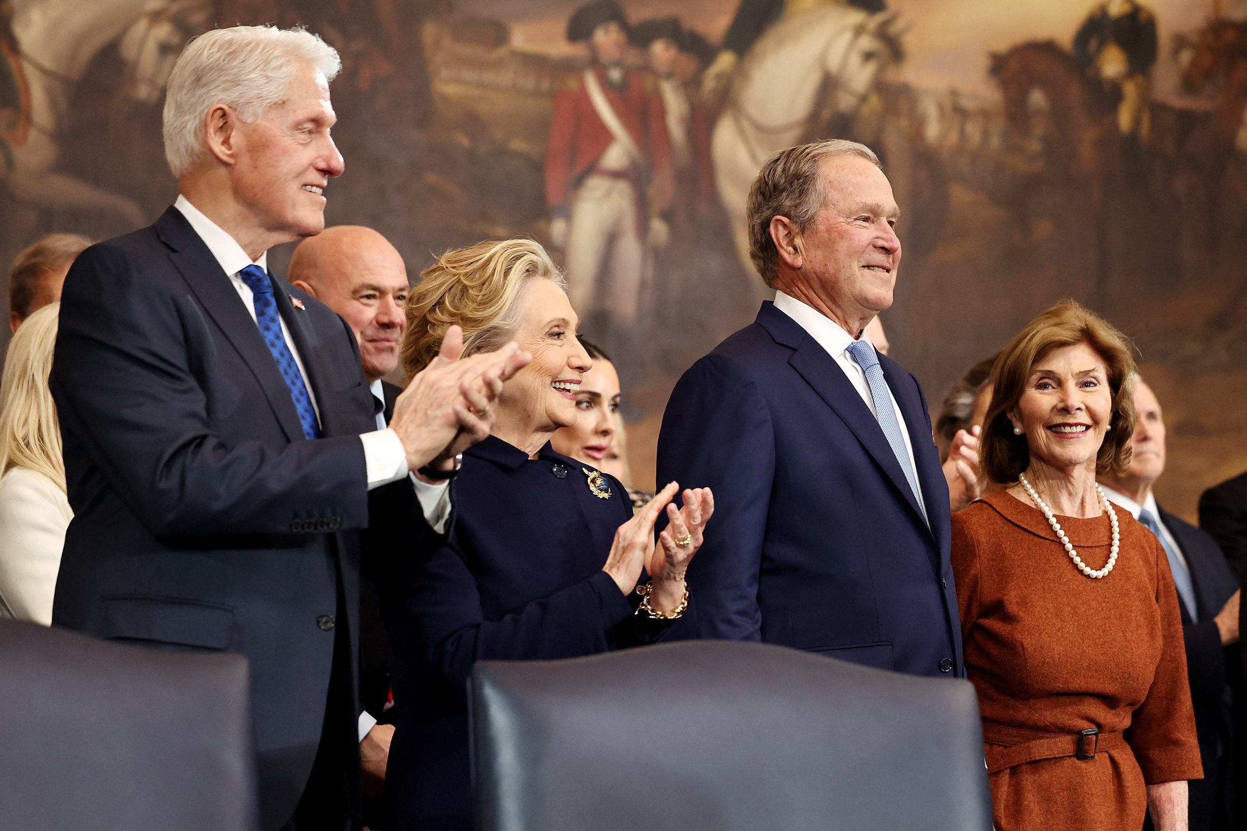 El expresidente estadounidense Bill Clinton, la exsecretaria de Estado estadounidense Hillary Clinton, el expresidente estadounidense George W. Bush y la exprimera dama Laura Bush llegan a la toma de posesión del presidente electo estadounidense Donald Trump en la Rotonda del Capitolio de Estados Unidos el 20 de enero de 2025 en Washington, D.C.