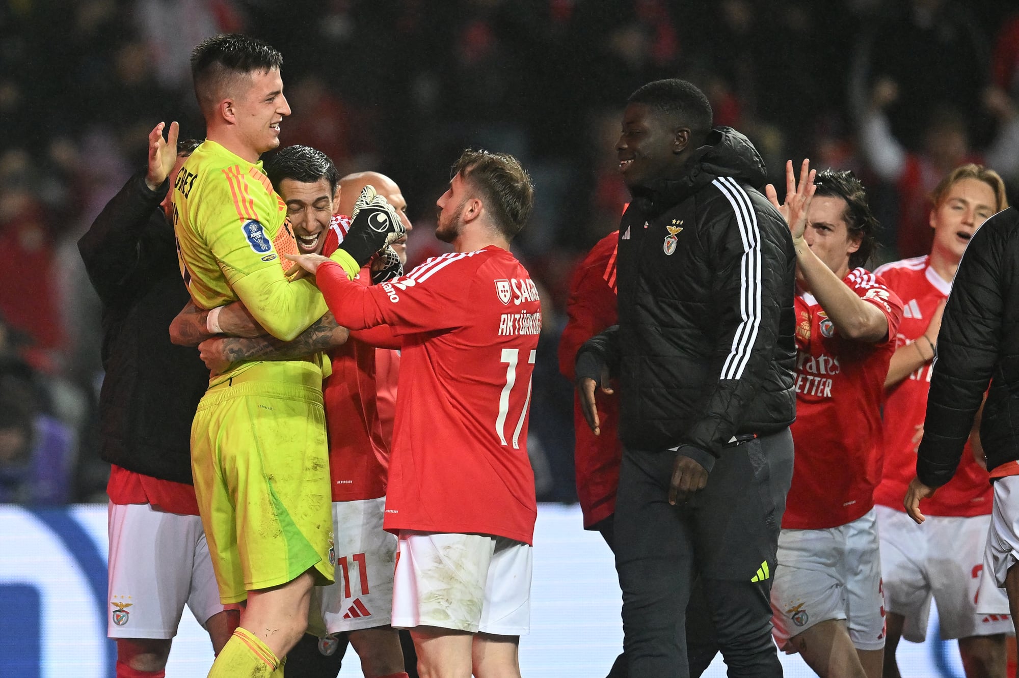 Di María abraza al arquero Trublin, que atajó el penal que le dio el título a Benfica