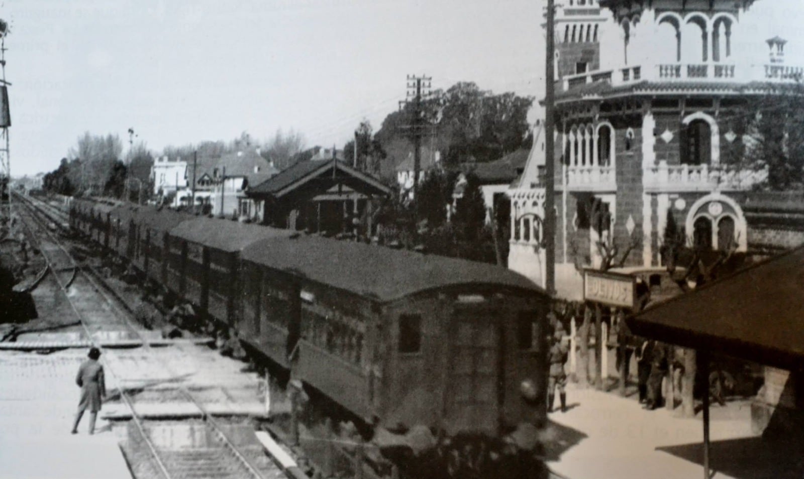 Una foto histórica de la villa San Roque con el tren pasando (1928).