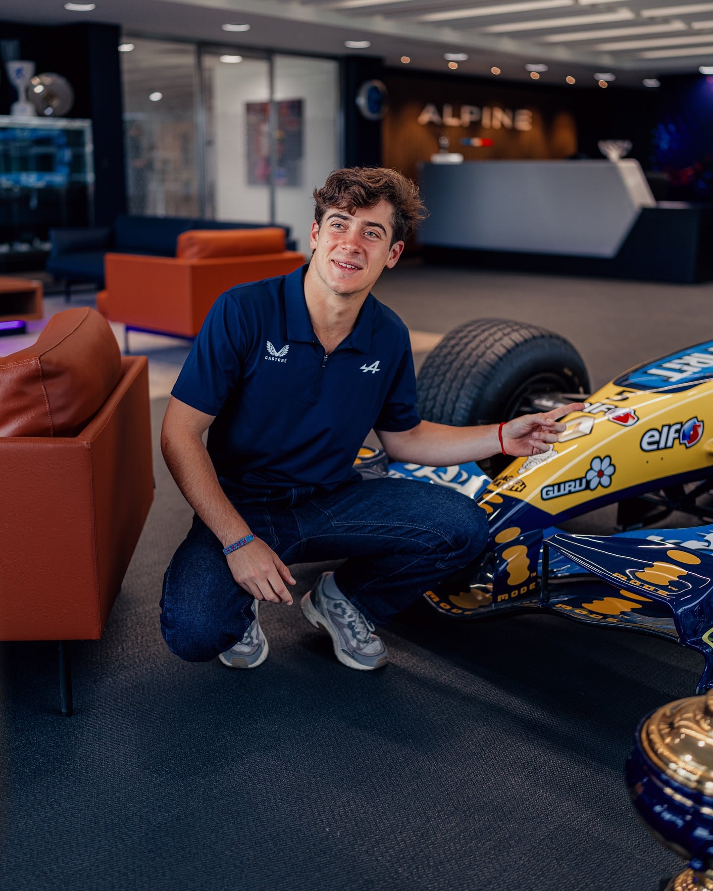 Franco Colapinto junto al auto de Fernando Alonso