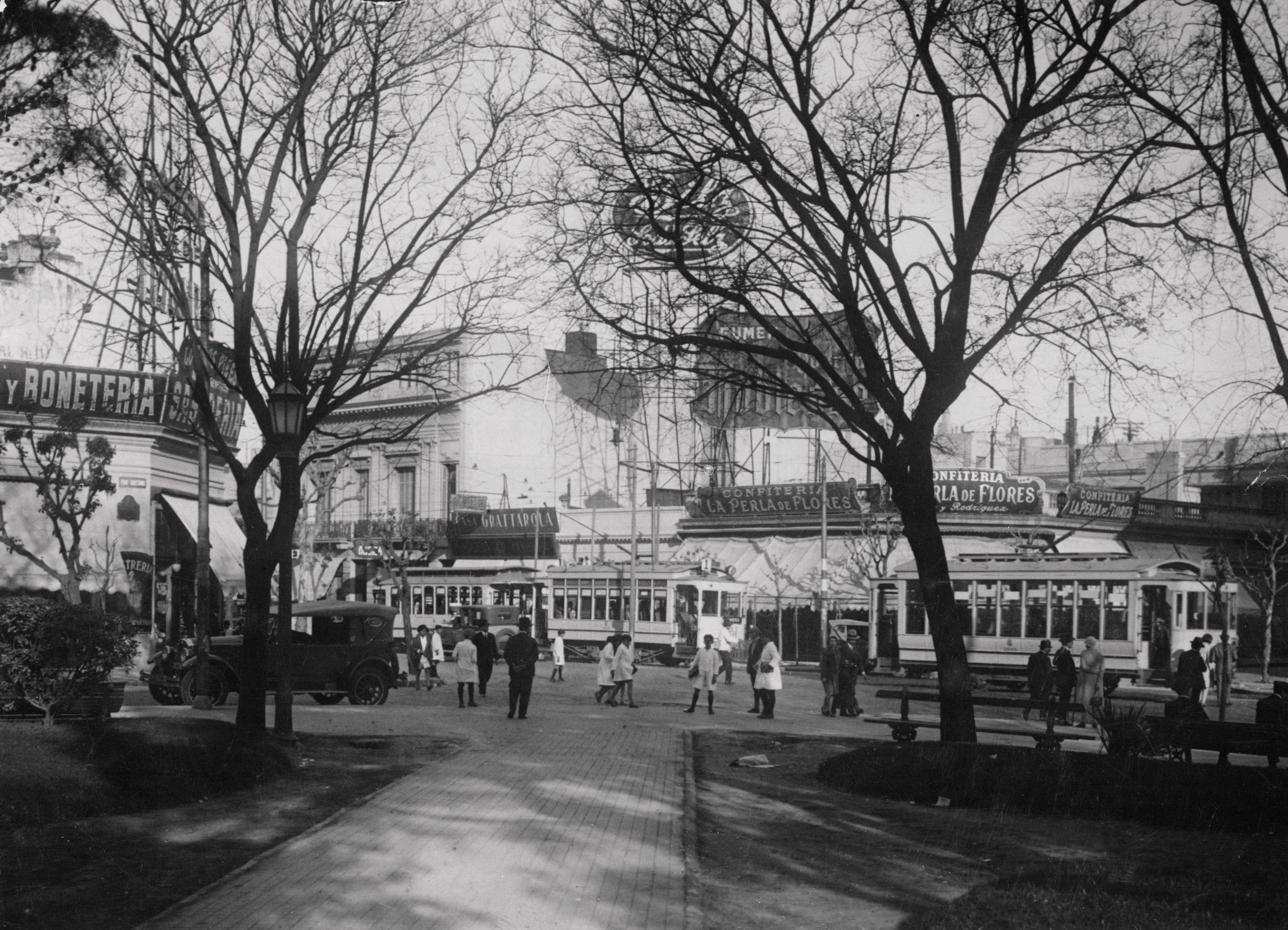 La plaza General Pueyrredon, epicentro del barrio de Flores, hacia 1930.