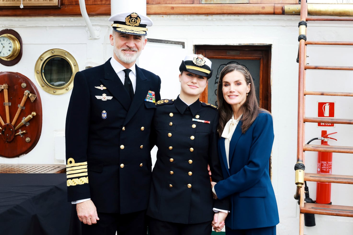 Padres orgullosos, Felipe –con uniforme de capitán general de la Armada– y Letizia –vistió traje de pantalón y blusa azul– posan con Leonor.