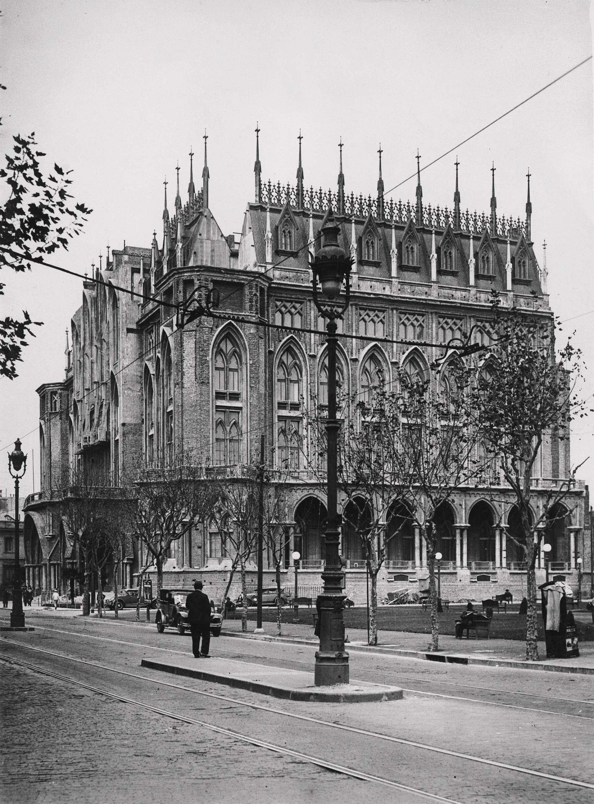 Exterior (1932) de la Facultad de Ingeniería de Av. Las Heras, cuando aún era sede de Derecho.