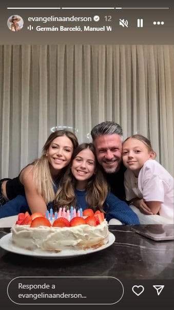 Foto familiar, Eva Anderson, Lola, Martín y Emma. Falta Bastián que se encuentra en la Argentina