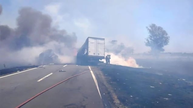 Se incendiaron tres camiones en la Ruta 7 tras un violento choque: hay un muerto y dos heridos graves