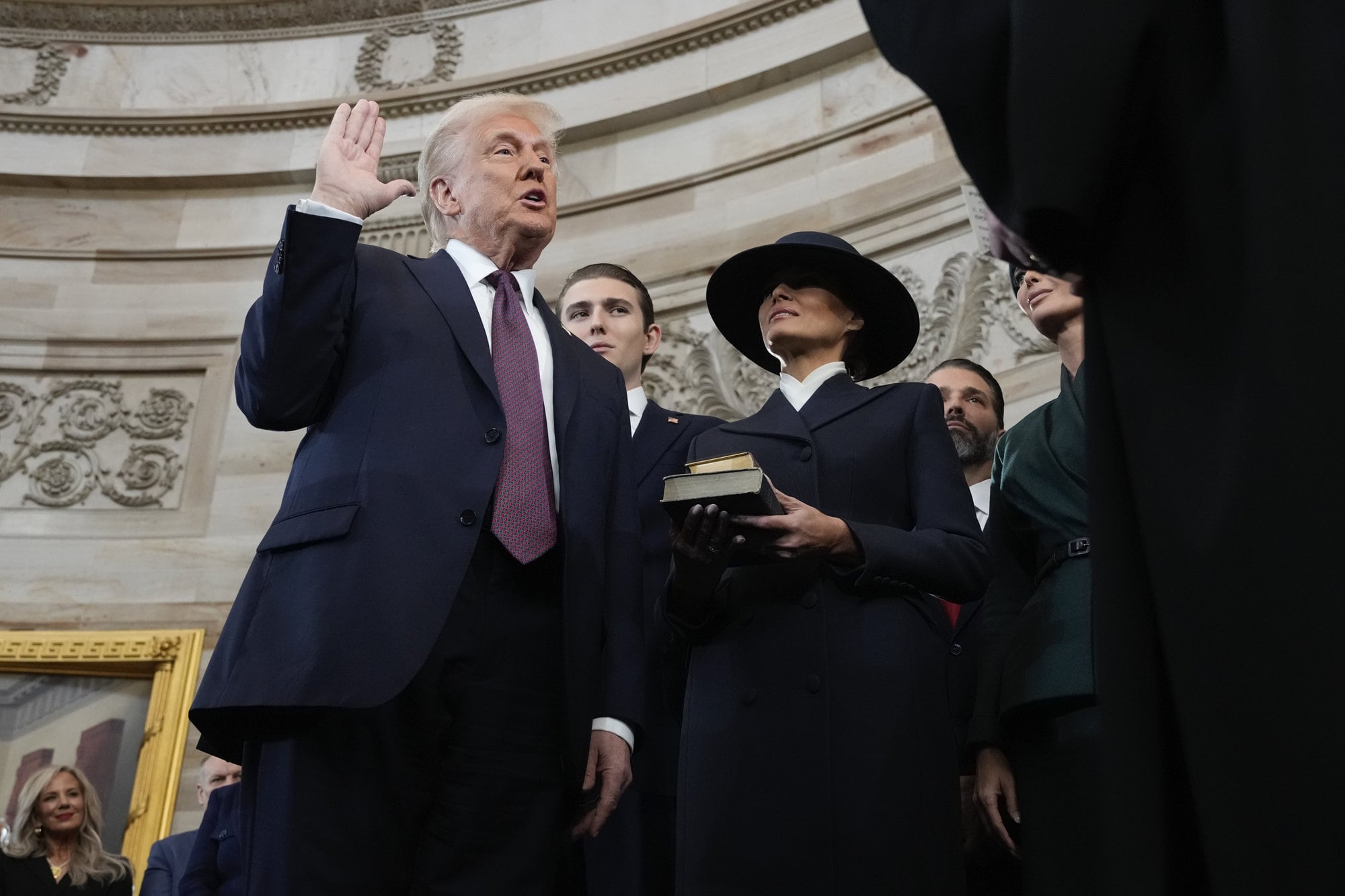 Donald Trump es juramentado como el 47º presidente de los Estados Unidos por el presidente de la Corte Suprema John Roberts mientras Melania Trump sostiene la Biblia durante la 60ª investidura presidencial en la Rotonda del Capitolio de los Estados Unidos en Washington, el lunes 20 de enero de 2025