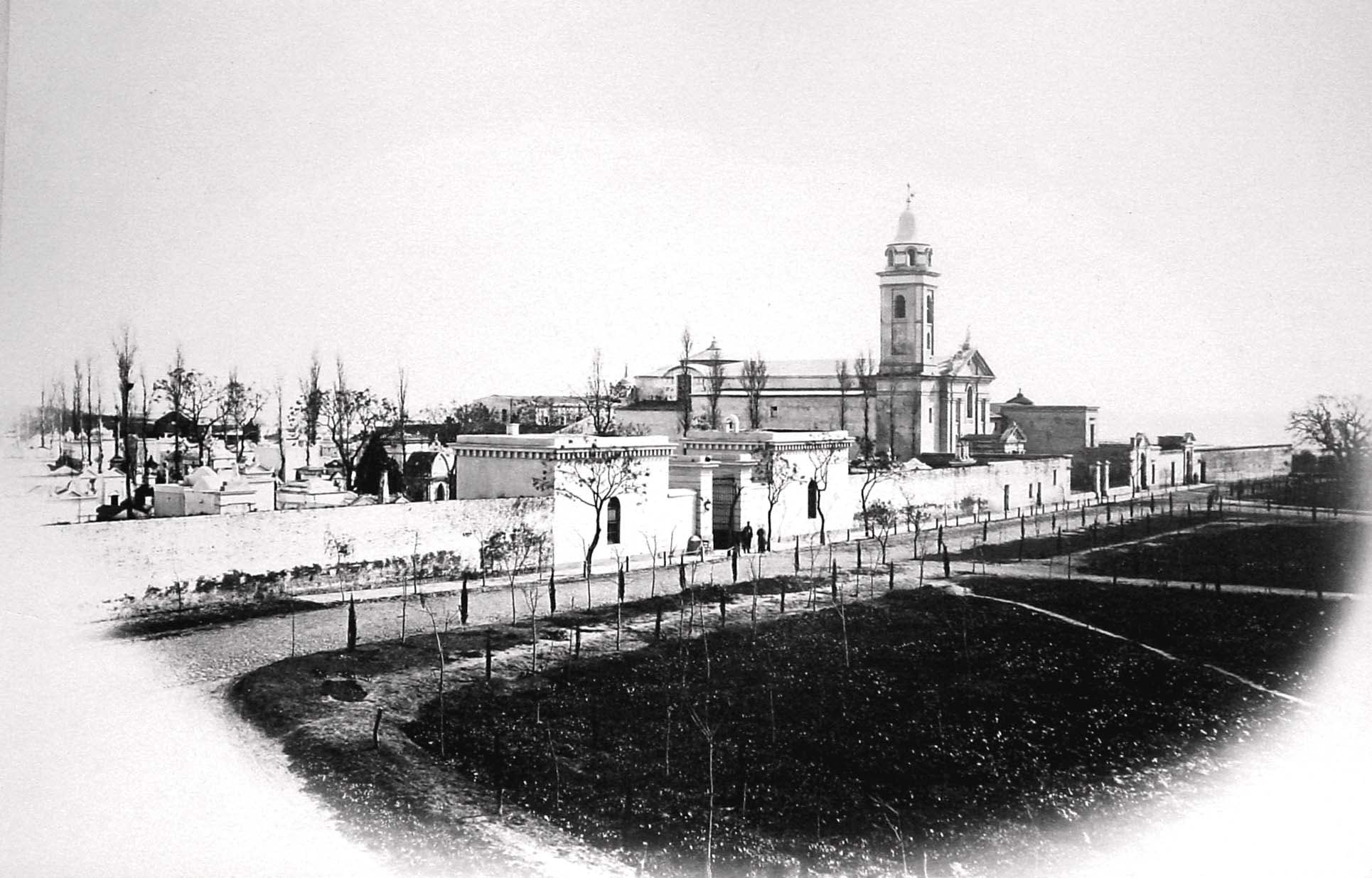 Una de las primeras fotografías de la Recoleta, donde se aprecia el primitivo portal del cementerio, ca. 1867.