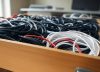 Qué significa tener un cajón lleno de cables y tecnología obsoleta, según la psicología