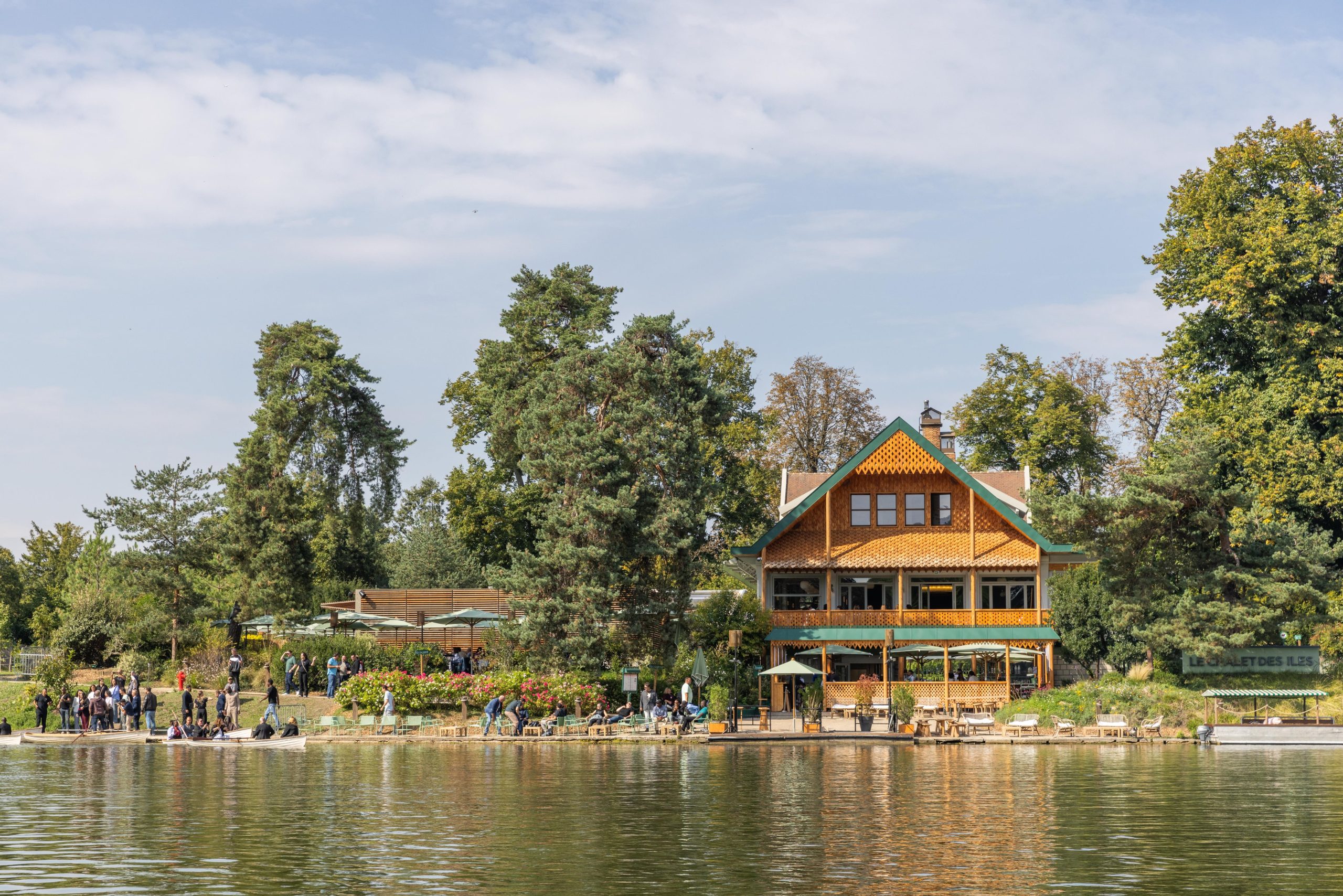 Chalet des Îles está emplazado en Bois de Boulogne.