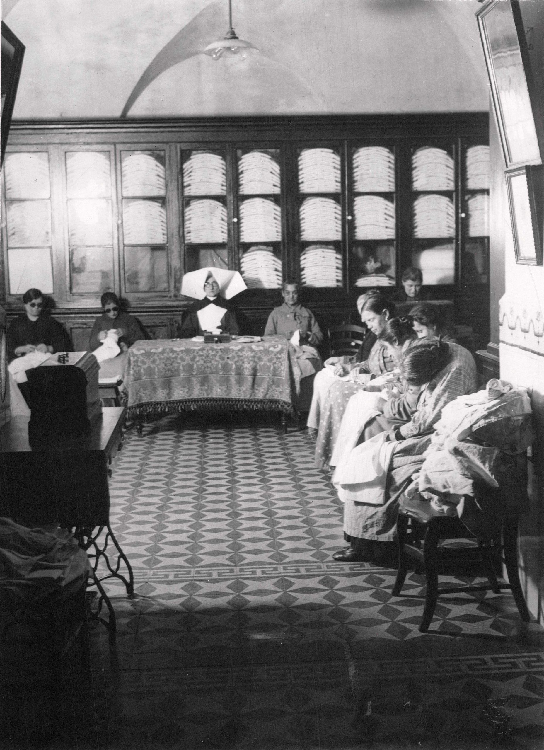 Monjas e internas del Asilo en la sala de zurcido. 1923.