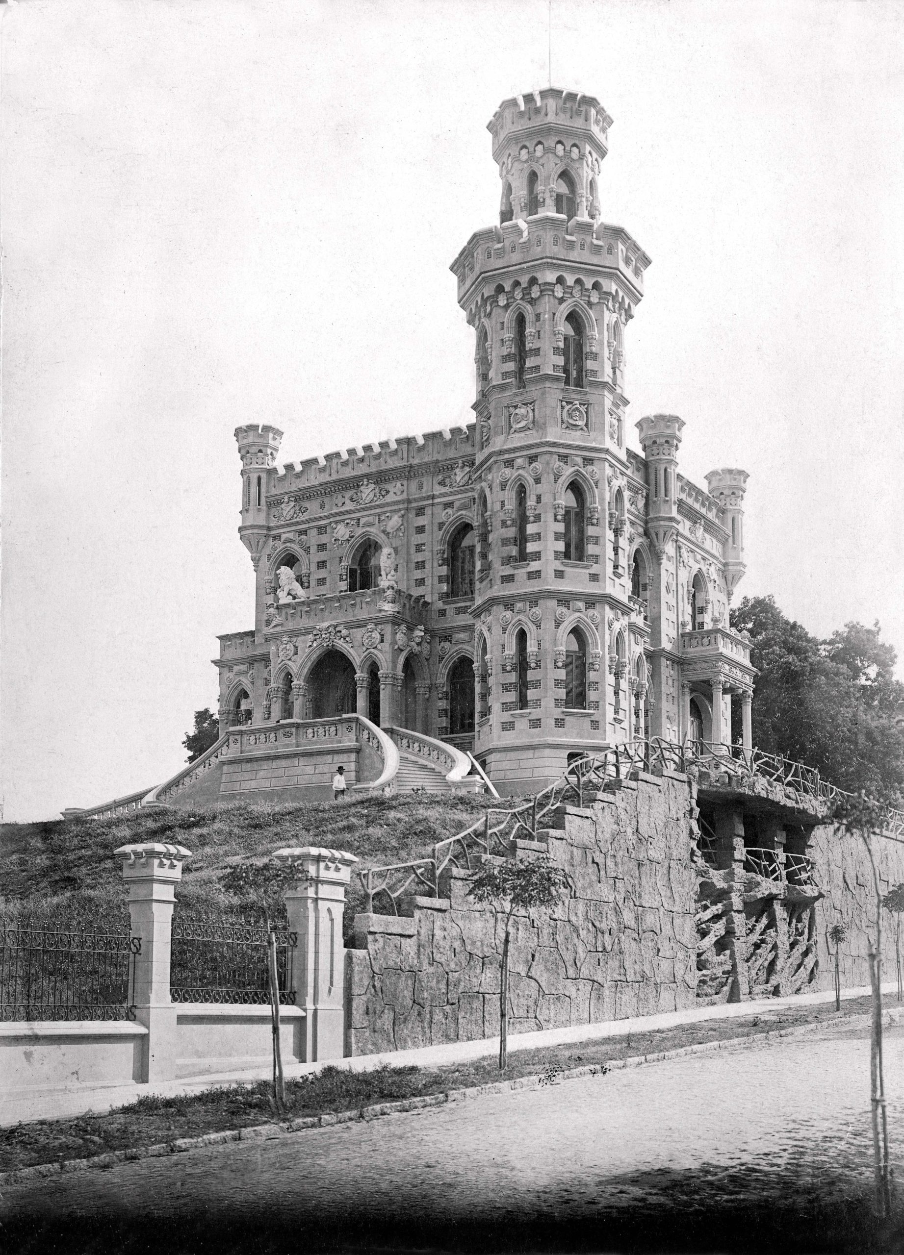 El Castillo de los Leones, ubicado en la esquina SE de Luis M. Campos y José Hernández. Era una construcción de dos pisos de aspecto medieval, con torres almenadas. Fue proyectada en 1905 por los arquitectos Federico Luis Collivadino e Ítalo Benedetti para el italiano Juan Diatto