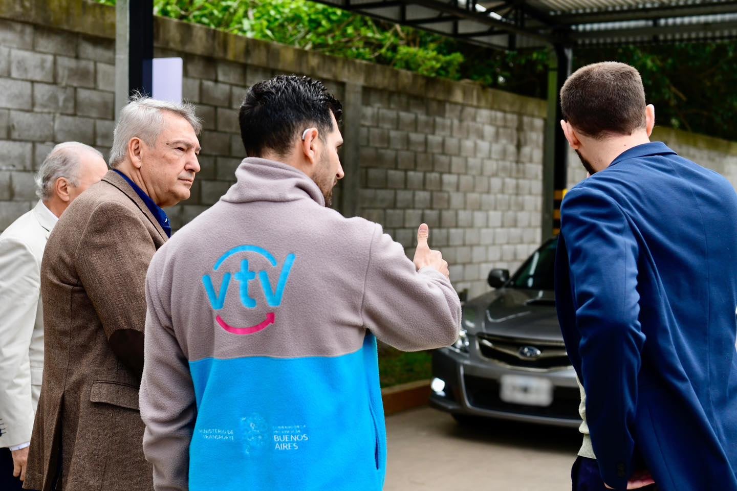 El ministro D'Onofrio, en septiembre, al visitar una planta de la VTV en Hurlingham