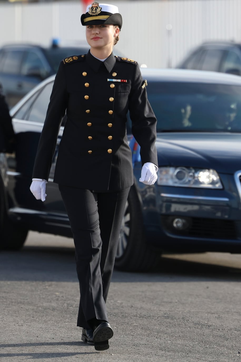 Impecable con el uniforme de gala –compuesto por chaqueta azul marino, pantalón del mismo color, camisa blanca, sombrero bicornio con el escudo de la Armada Naval en el centro y guantes blancos–, la princesa apostó por un look sin maquillaje y con un rodete bajo trenzado. 