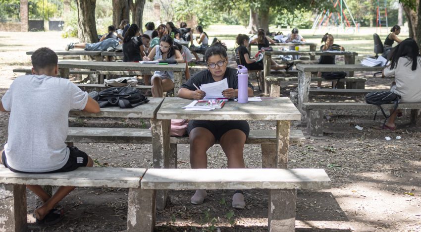 Un exitoso plan ya logró que cientos de jóvenes de pueblos del interior argentino lleguen a la universidad y no abandonen