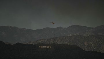 Los devastadores incendios llegan a Hollywood y las llamas ya amenazan al cartel más icónico de Los Ángeles