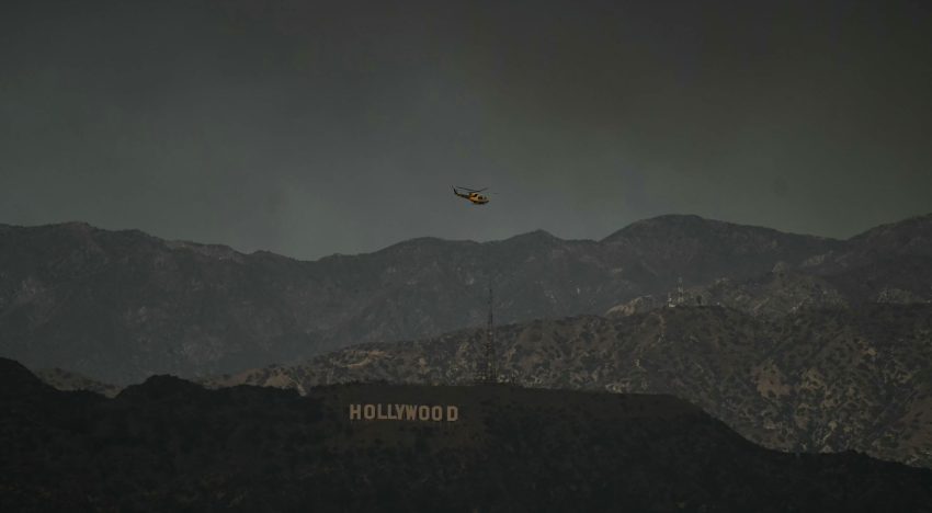 Los devastadores incendios llegan a Hollywood y las llamas ya amenazan al cartel más icónico de Los Ángeles