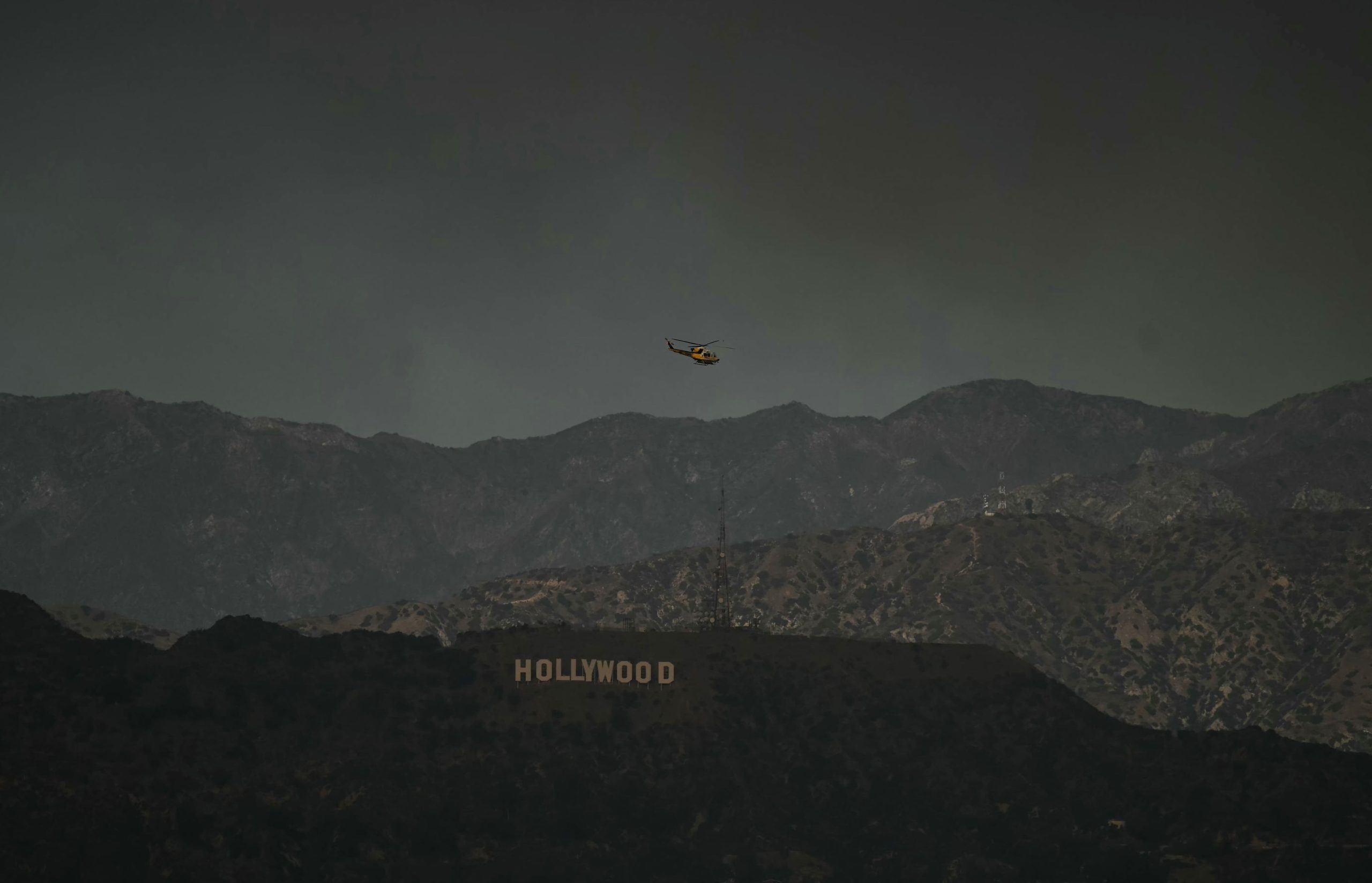 Un helicóptero sobrevuela el icónico cartel de Hollywood