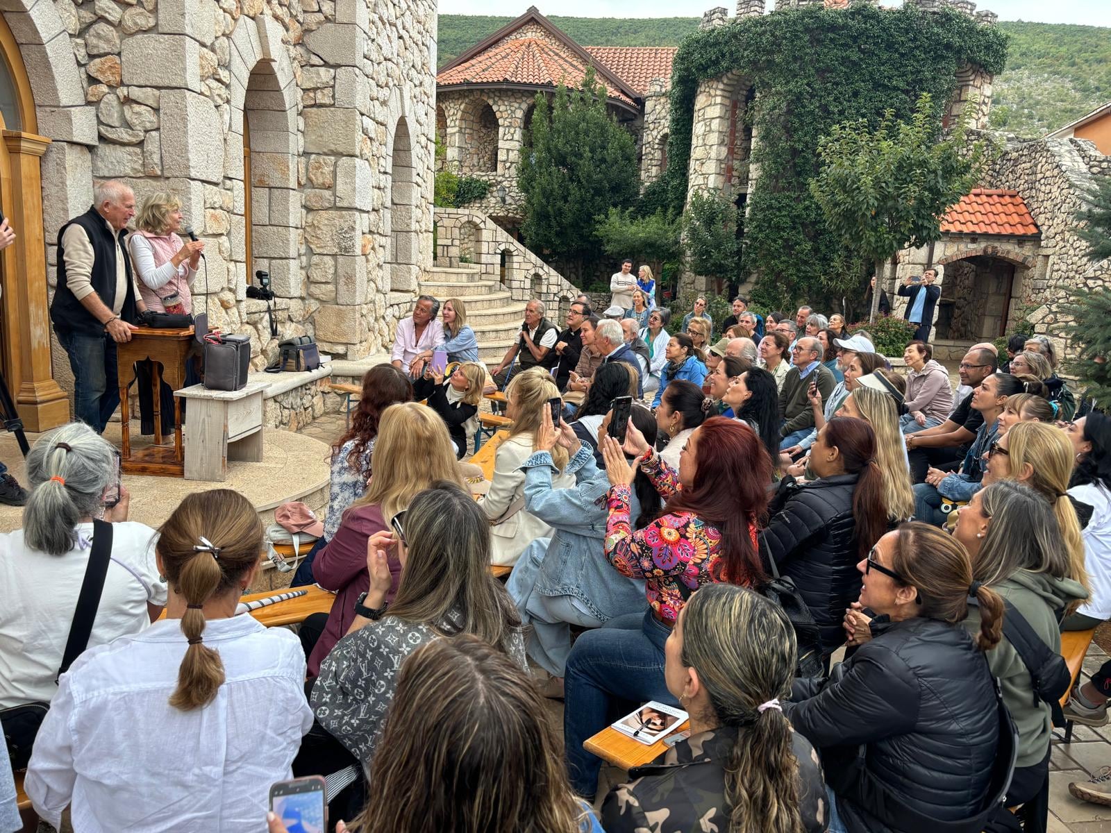 Cada día, Patrick y Nancy reciben en su castillo a peregrinos que vienen a escuchar su testimonio