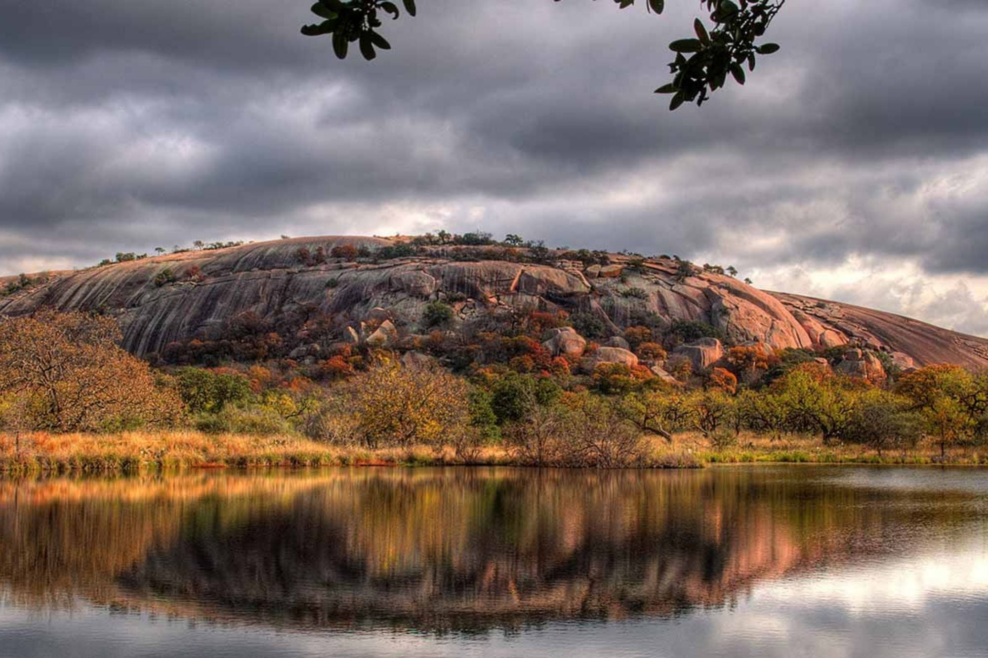 La elevación de granito rosa tiene 129 metros de altura. (Área Natural Estatal de la Roca Encantada)